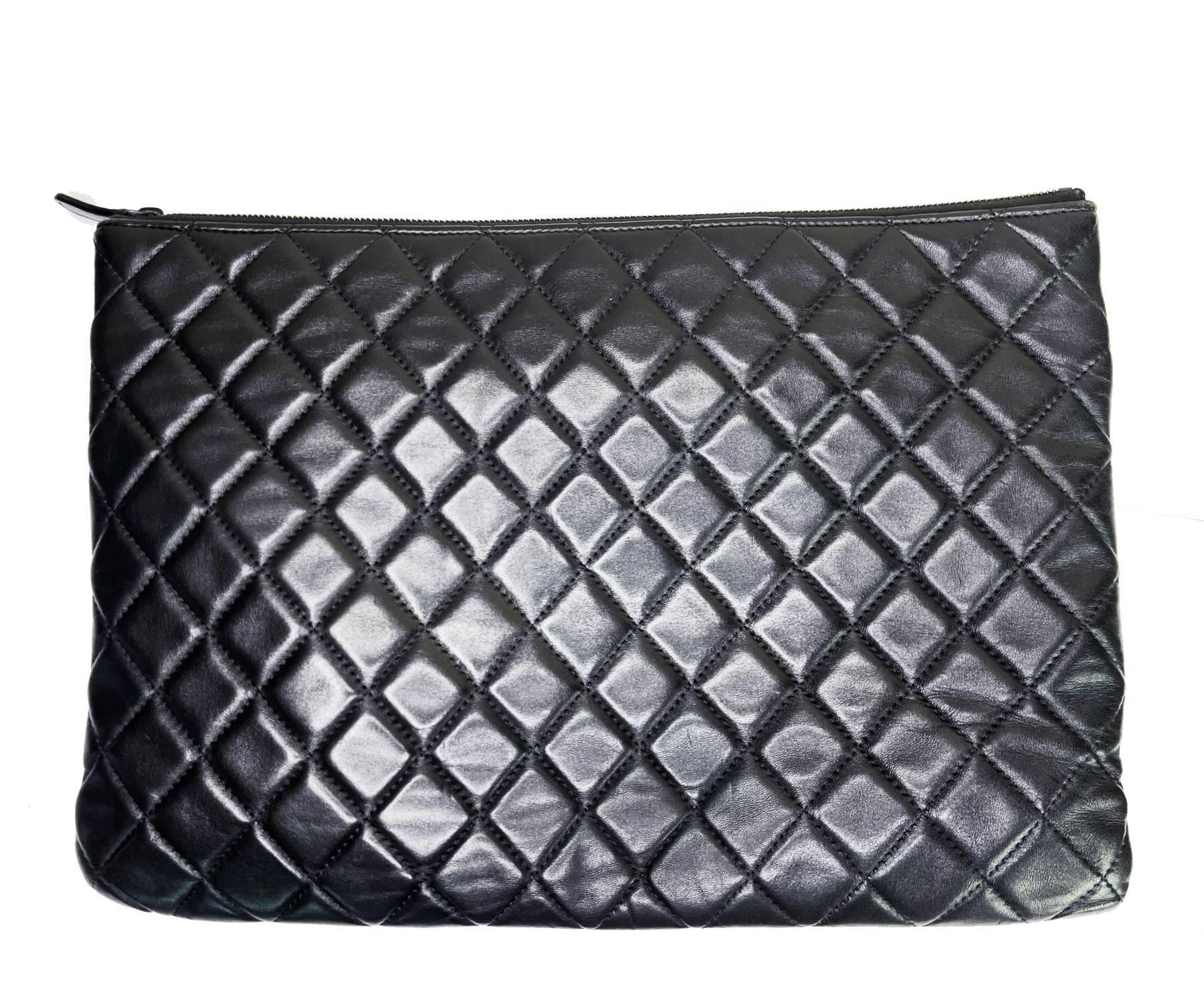Chanel Black Leather Flap Quilted Large Clutch

*2588xxxx
*Made in Italy

-Approximately 13.5″ x 9″ x 0.5″
-The shape is loose. It shows normal signs of wear.
-In a good condition