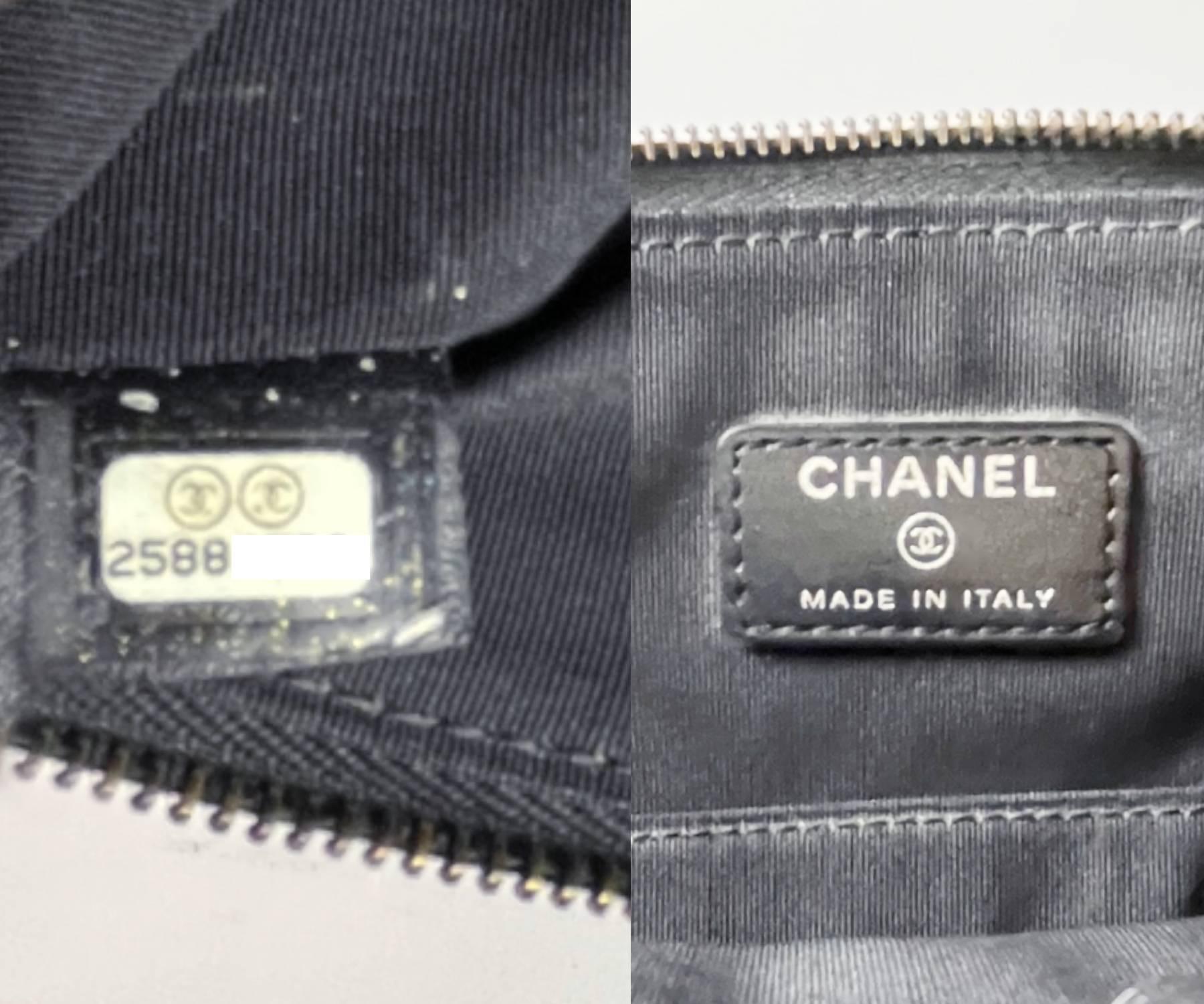 Chanel - Grande pochette matelassée à rabat en cuir noir   Pour femmes en vente