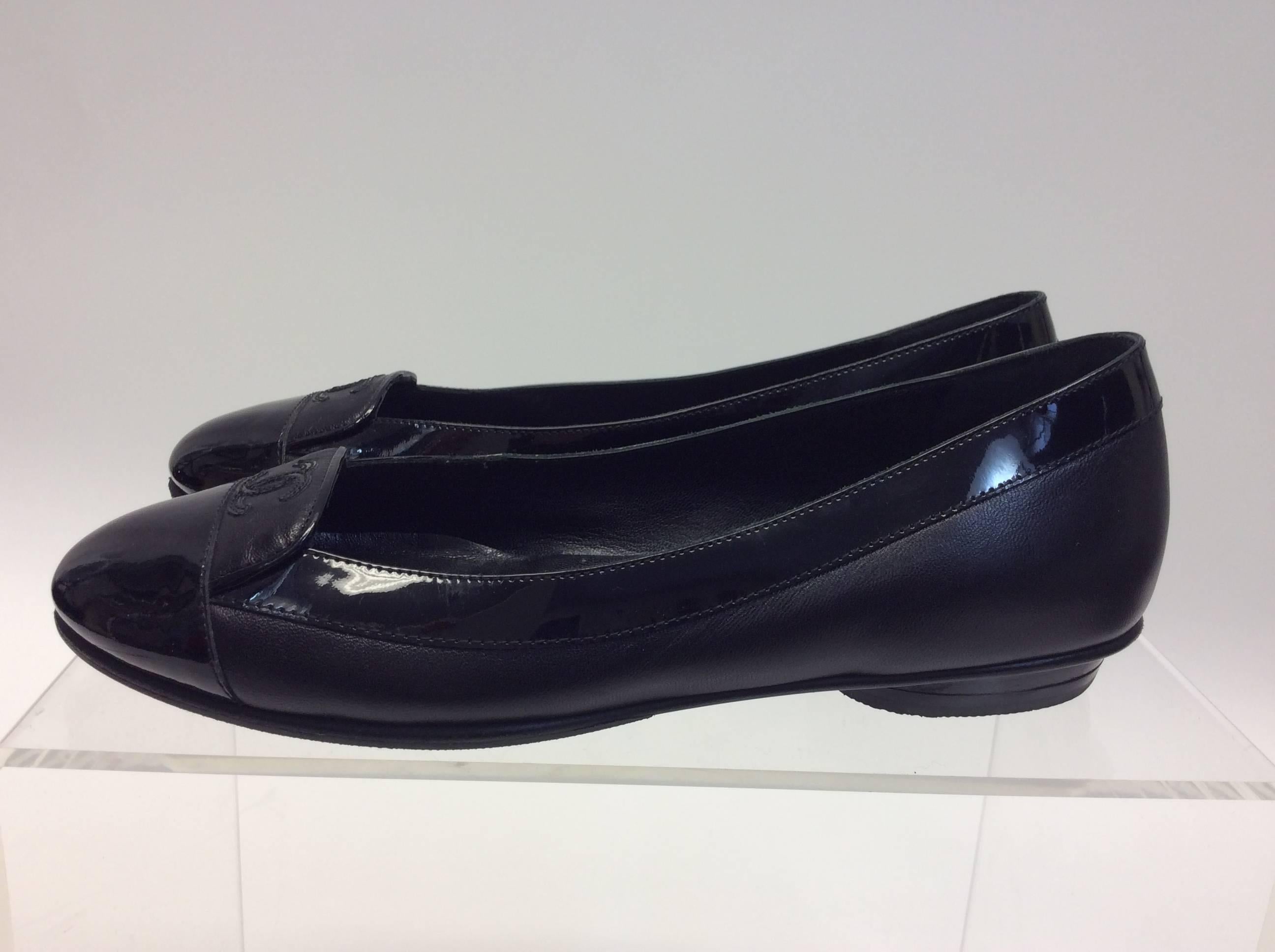 Chanel Black Leather Flats
$350
Made in Italy
Size 35