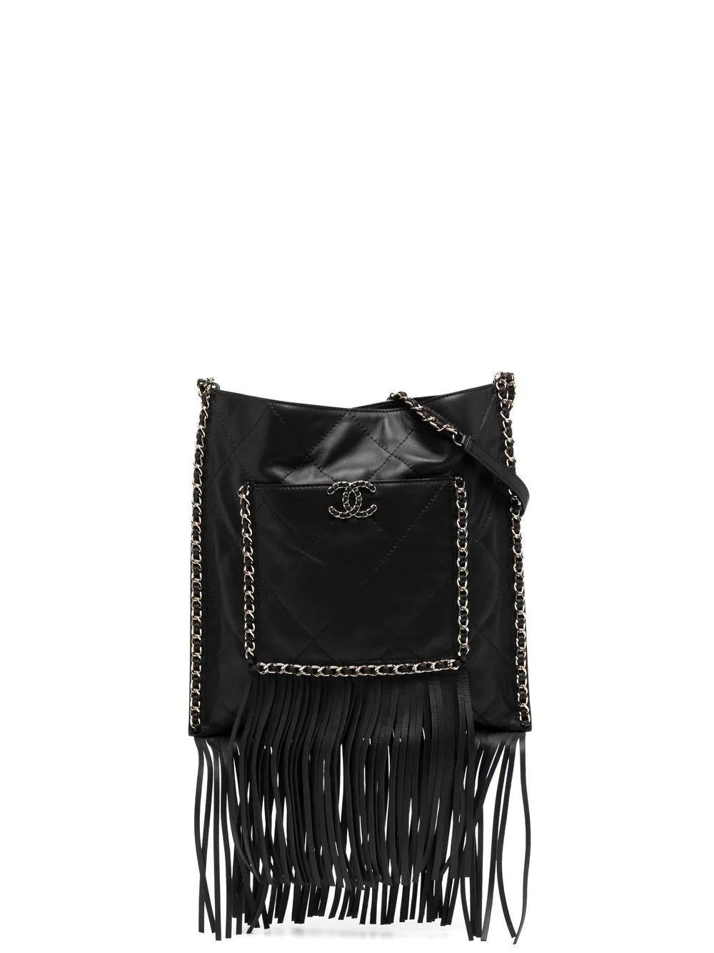 Chanel Black Leather Fringe Shopping Bag

From the 2022 cruise collection, this pre-owned fringe shopping bag has been crafted from a black lambskin and features the brand's signature diamond quilting.

Finished with fringe ends, a leather chain