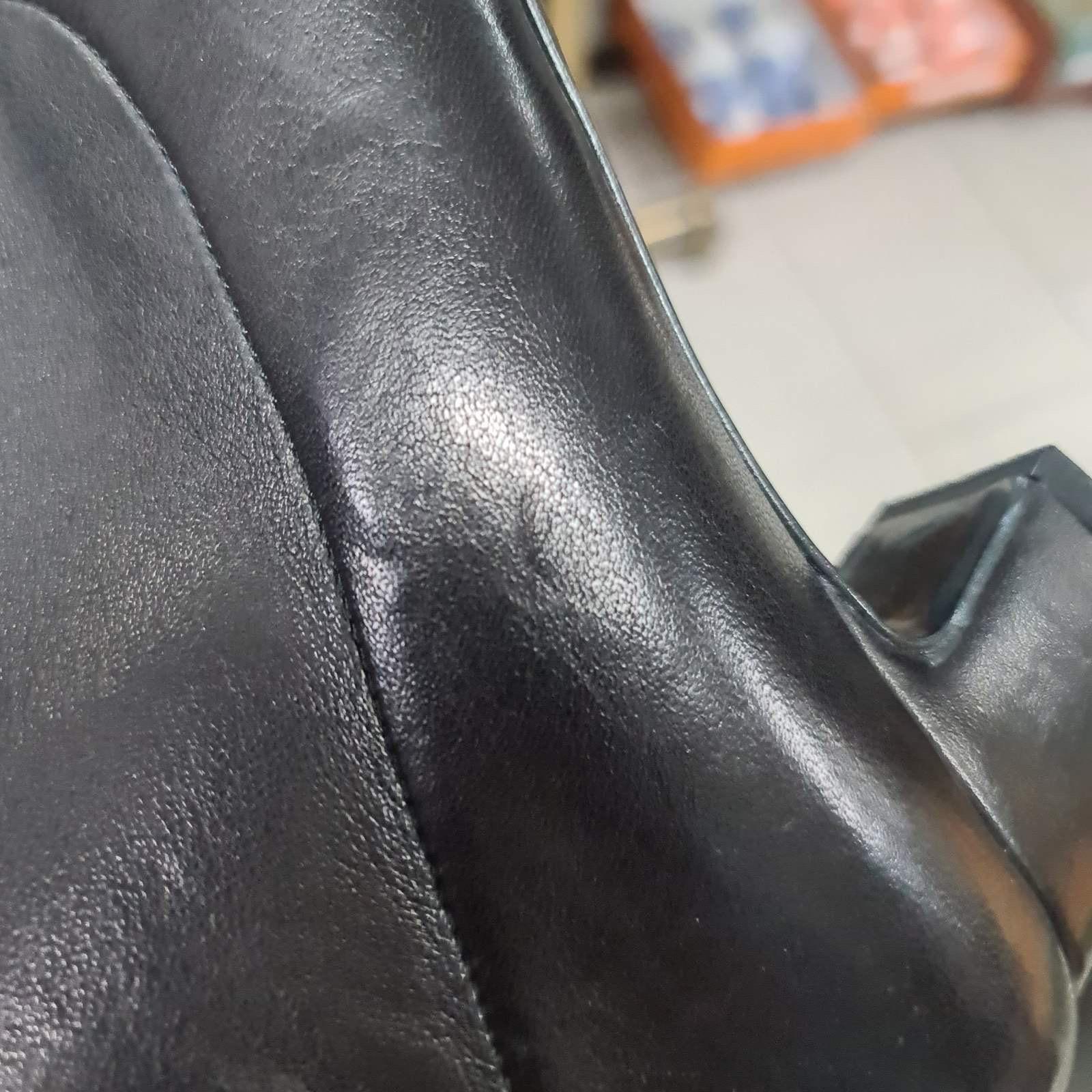 CHANEL Schwarz  Lederstiefel mit Frontreißverschluss über dem Knie im Angebot 6