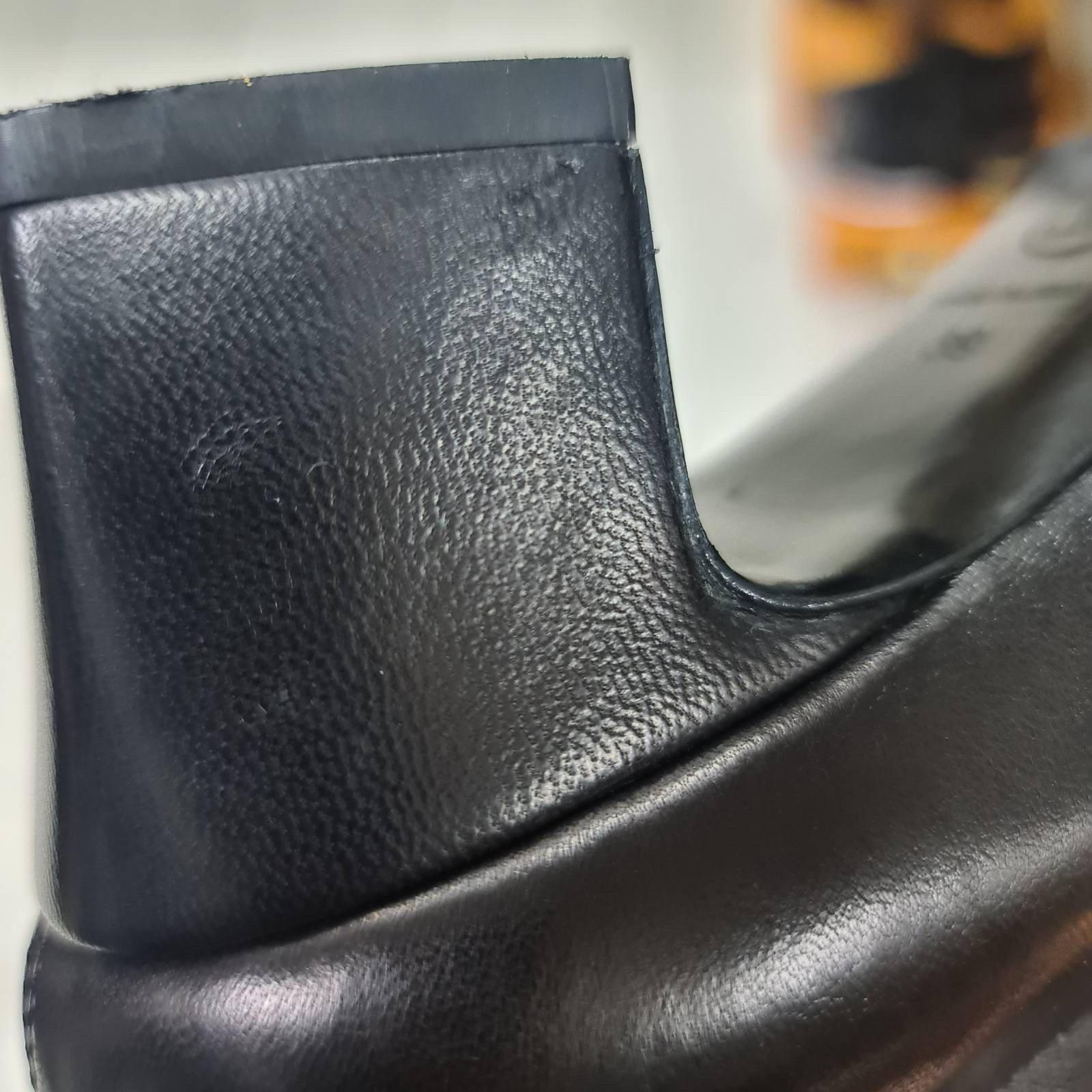 CHANEL Noir  Bottes en cuir zippées au dessus du genou en vente 9
