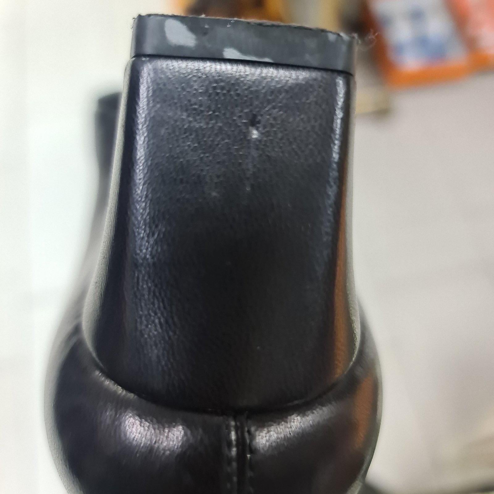 CHANEL Noir  Bottes en cuir zippées au dessus du genou en vente 10
