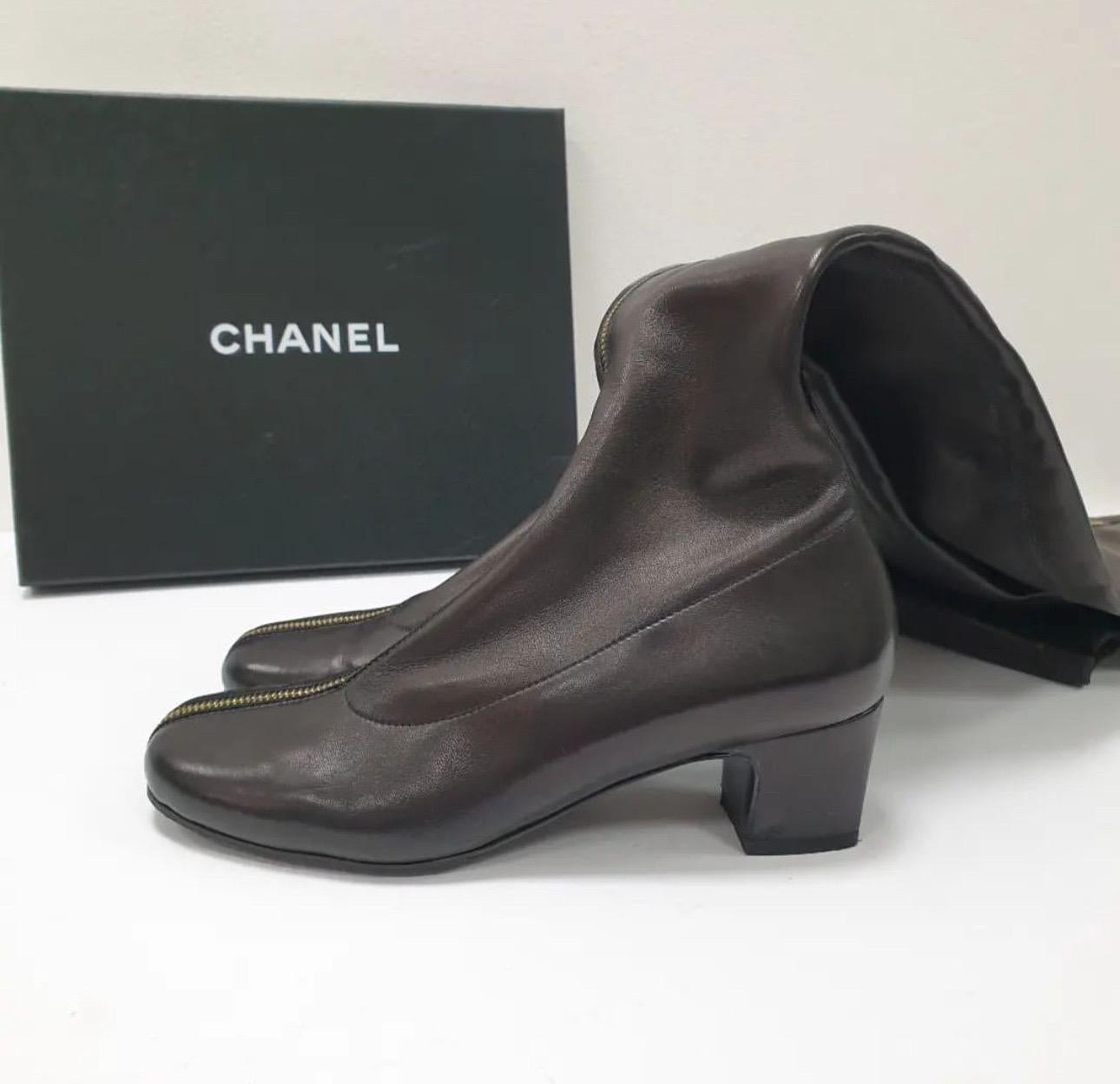 CHANEL Noir  Bottes en cuir zippées au dessus du genou Unisexe en vente