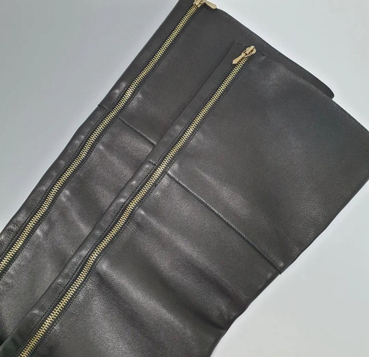 CHANEL Noir  Bottes en cuir zippées au dessus du genou en vente 1