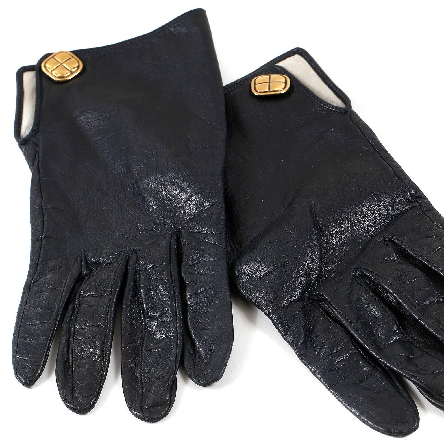 Chanel Black Leather Gloves sind in ausgezeichnetem Zustand.  Schlicht und elegant, sind sie eine großartige Ergänzung für jede Sammlung. 

Schwarze ledergefütterte Damenhandschuhe mit goldfarbener Hardware.  Größe 7.
A208