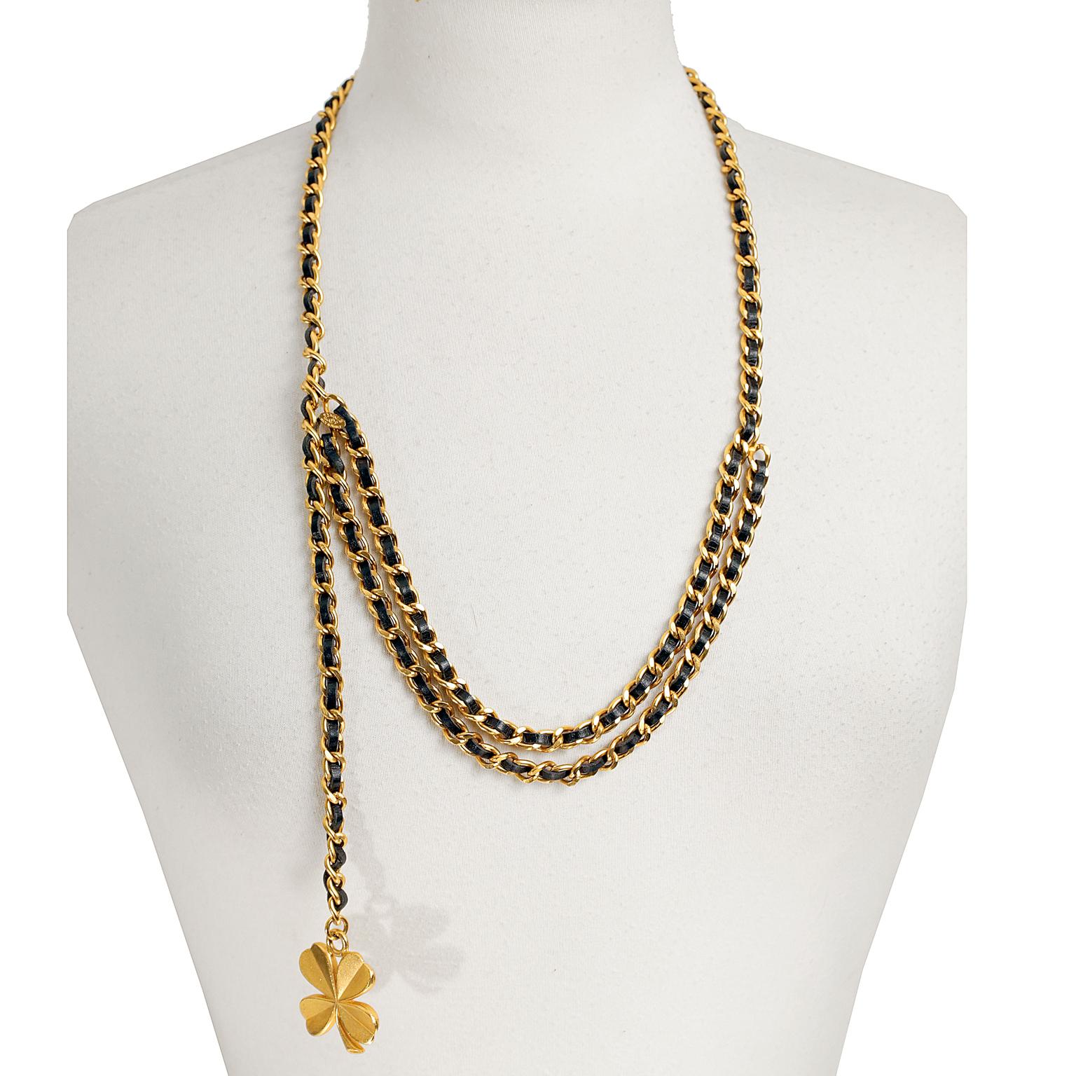 Diese authentische Chanel Schwarz und Gold Kette Klee Gürtel Halskette ist in sehr gutem Zustand.  Vielseitig und klassisch - ein Muss für jede Collection. 
Die goldene Kette ist mit schwarzem Leder verwoben.  An einem Ende baumelt dekorativ ein