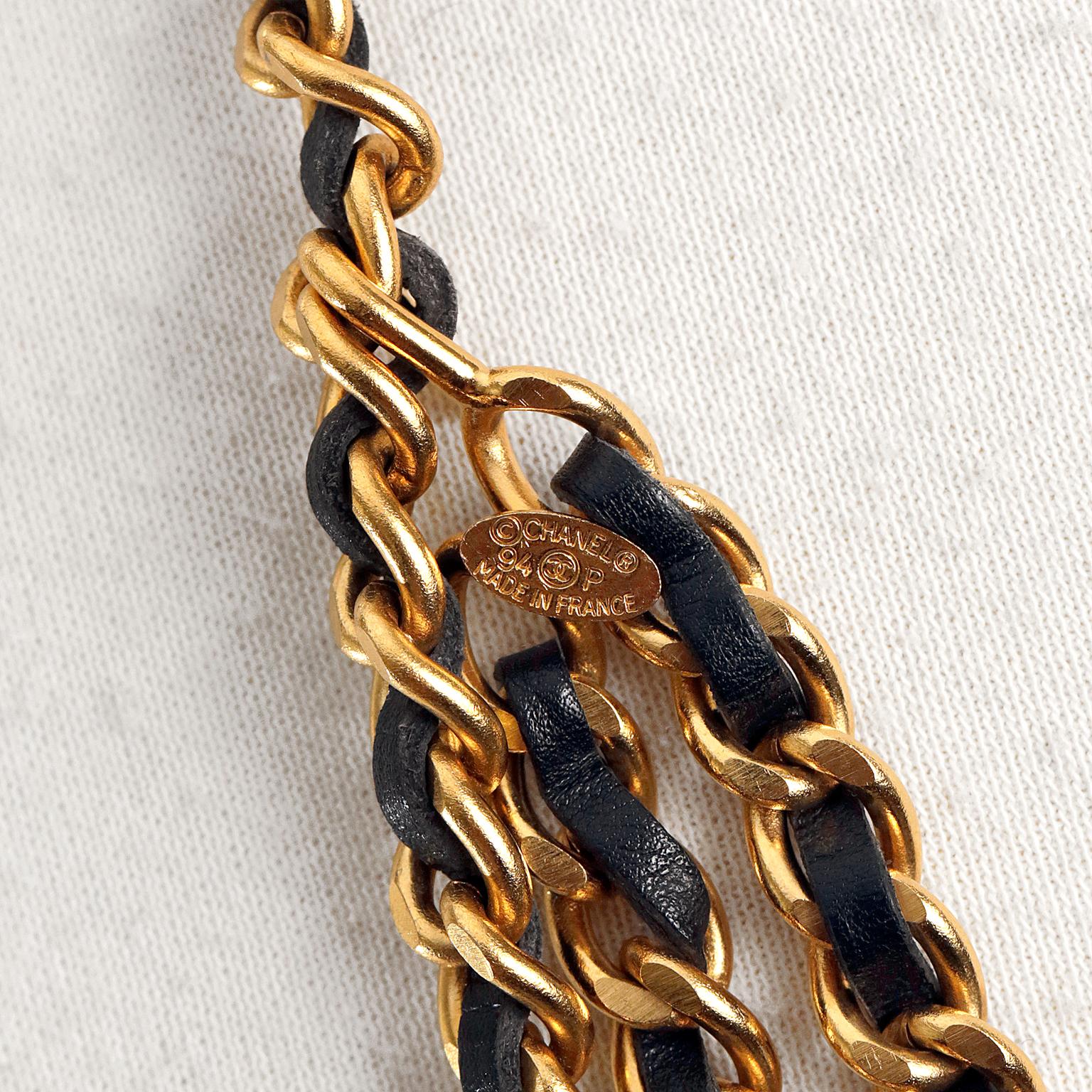 Chanel Schwarzes Leder Goldkette Kleeblatt-Gürtel-Halskette (Beige) im Angebot