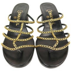 Chanel Schwarze Ledersandalen mit Absatz aus Leder mit Goldkette