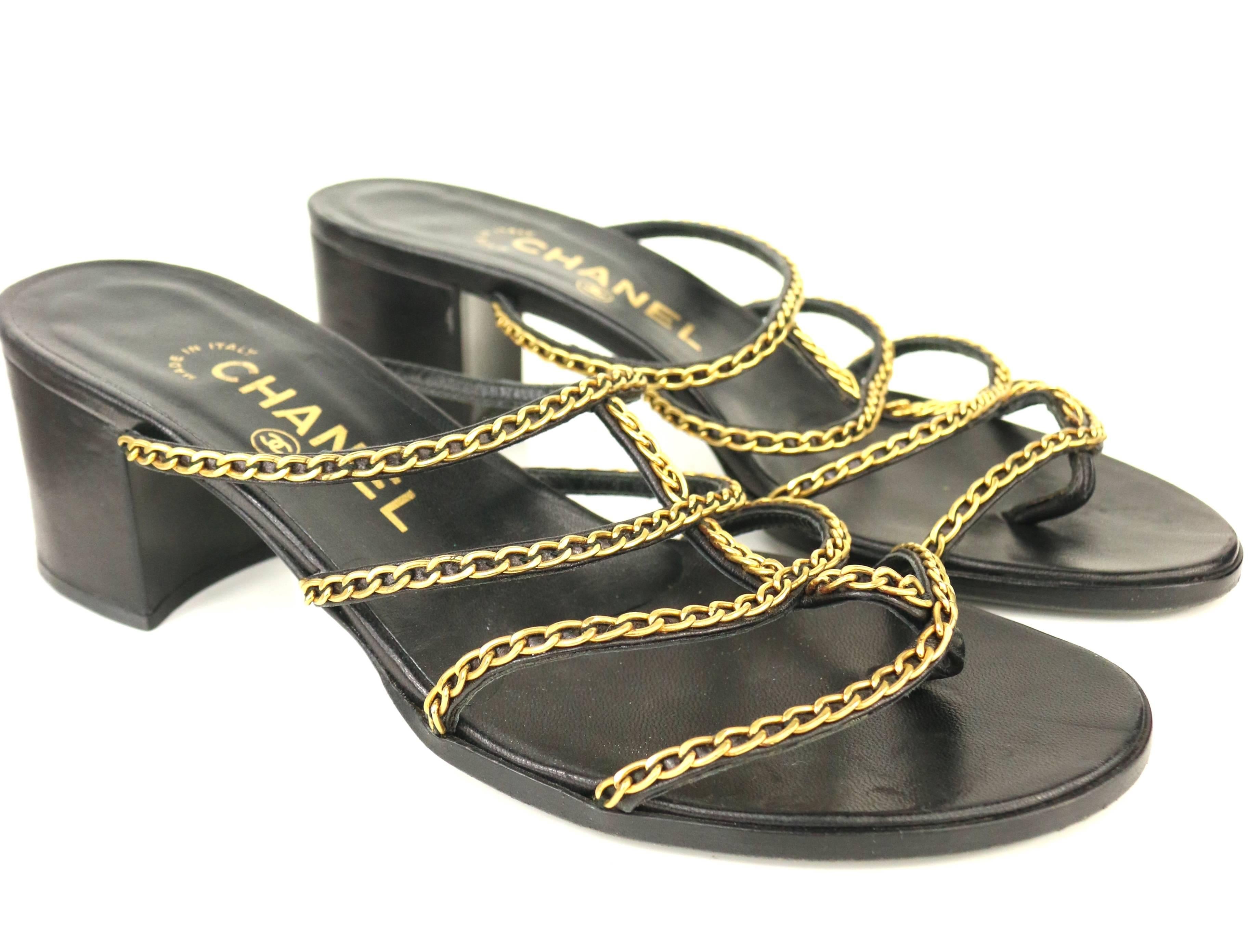 - Vintage 90s Chanel black leather gold chain sandals with heels. 

- Open toes. 

- Size: 37.5. 

- Condition: Excellent. Please note that this is a vintage item, there might be minor imperfection.


