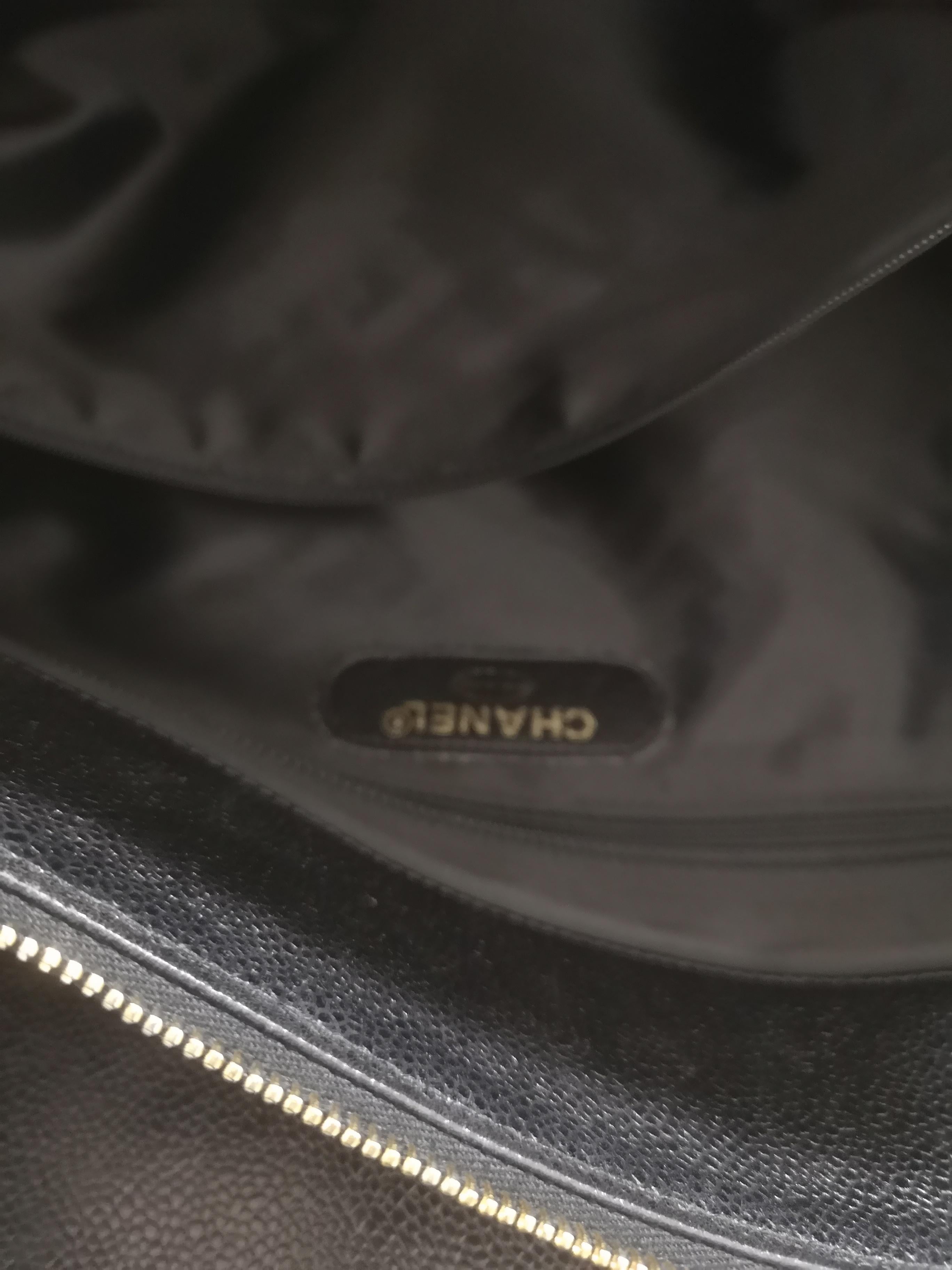 Chanel Maxi-Einkaufstasche aus schwarzem Leder mit goldenen Beschlägen 5