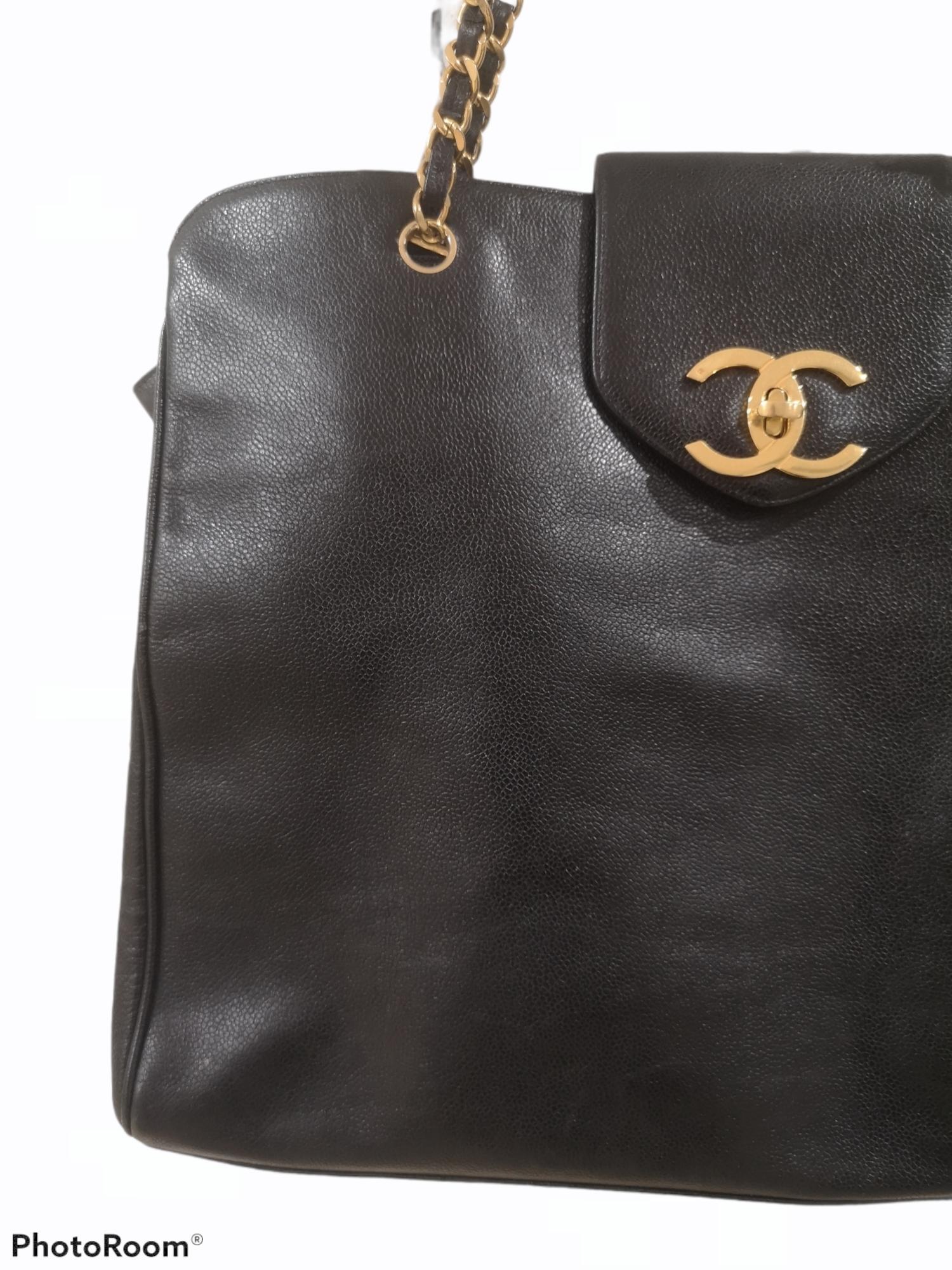 Chanel Maxi-Einkaufstasche aus schwarzem Leder mit goldenen Beschlägen 6