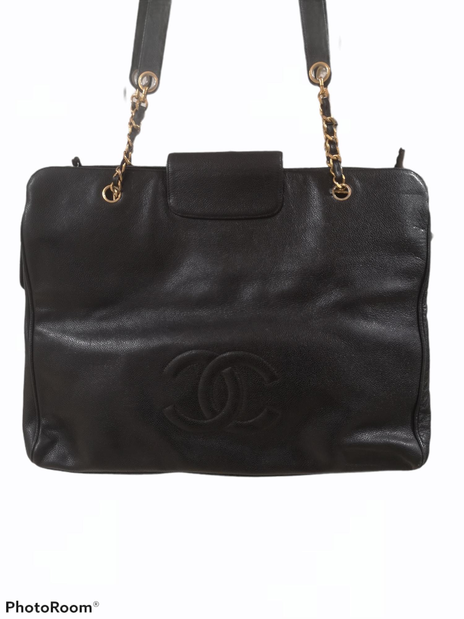 Chanel Maxi-Einkaufstasche aus schwarzem Leder mit goldenen Beschlägen 7