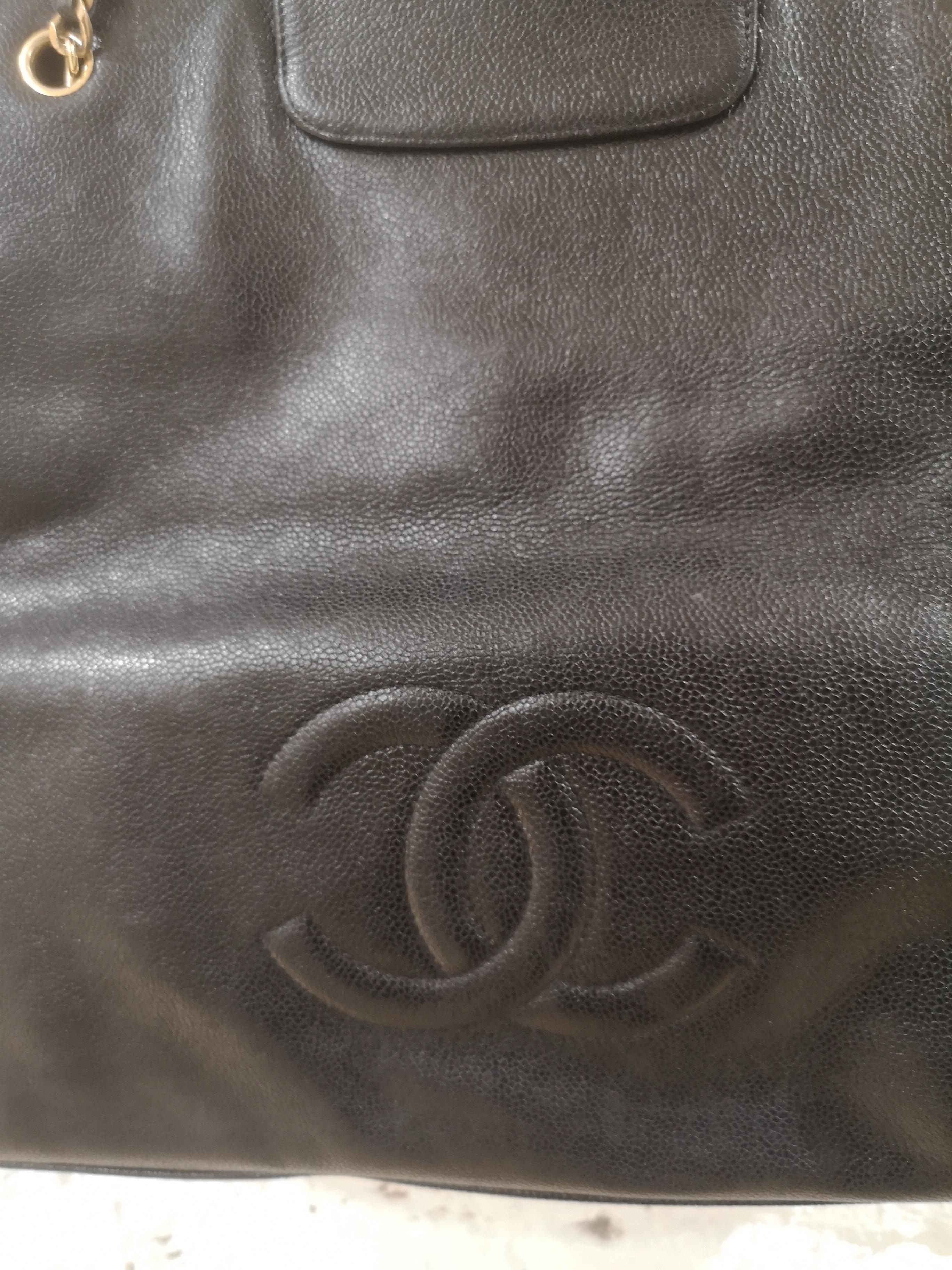 Chanel Maxi-Einkaufstasche aus schwarzem Leder mit goldenen Beschlägen für Damen oder Herren