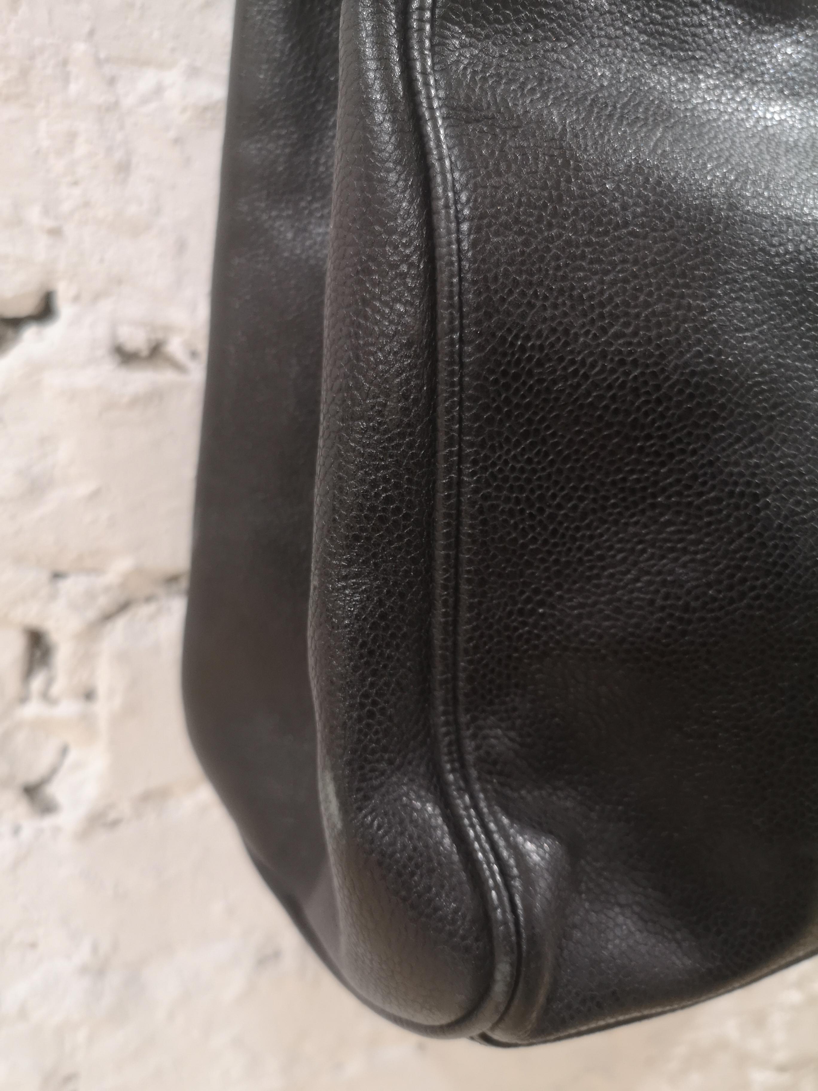 Chanel Maxi-Einkaufstasche aus schwarzem Leder mit goldenen Beschlägen 2