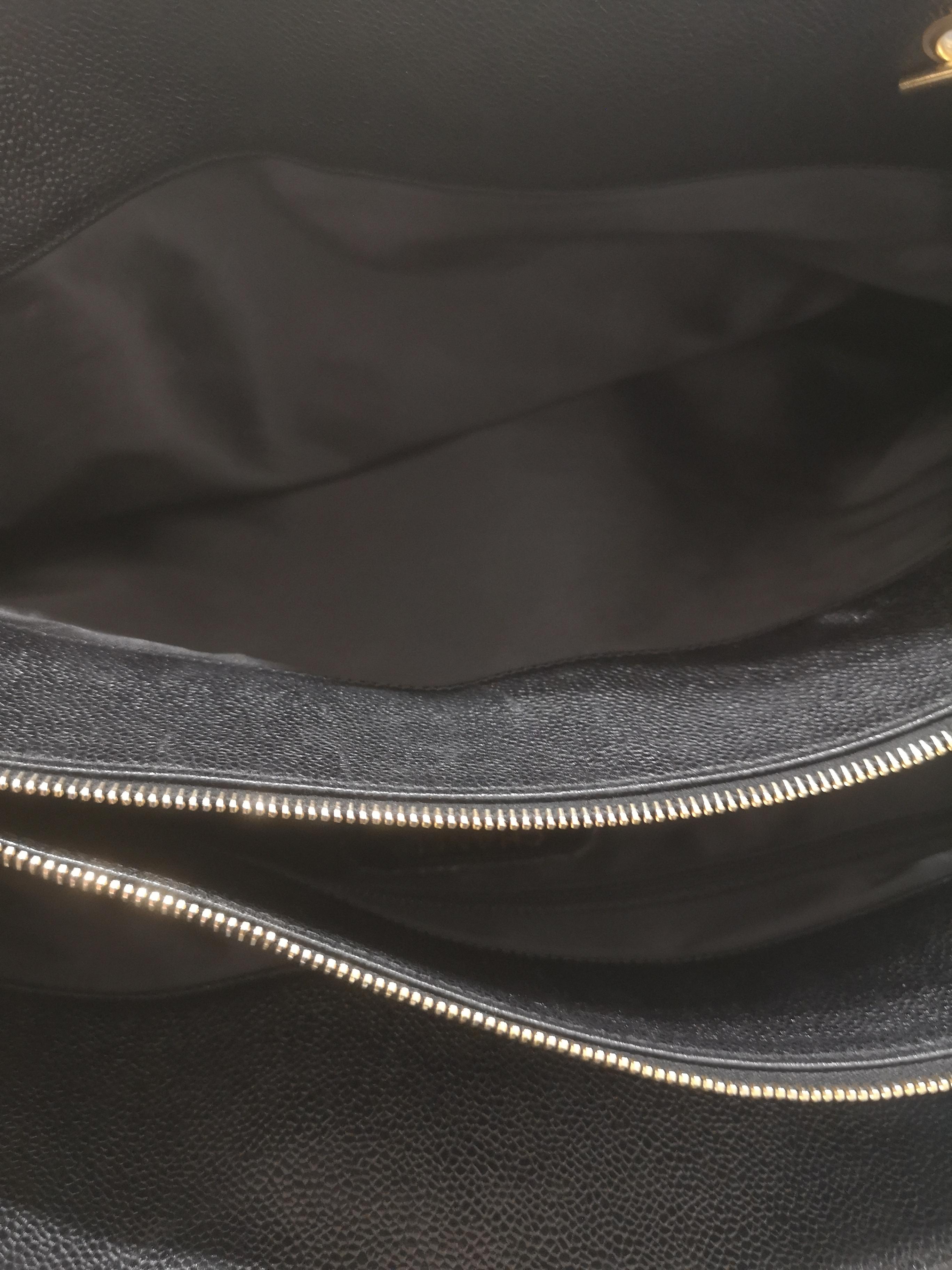 Chanel Maxi-Einkaufstasche aus schwarzem Leder mit goldenen Beschlägen 4