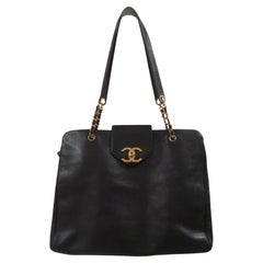 Chanel Maxi-Einkaufstasche aus schwarzem Leder mit goldenen Beschlägen