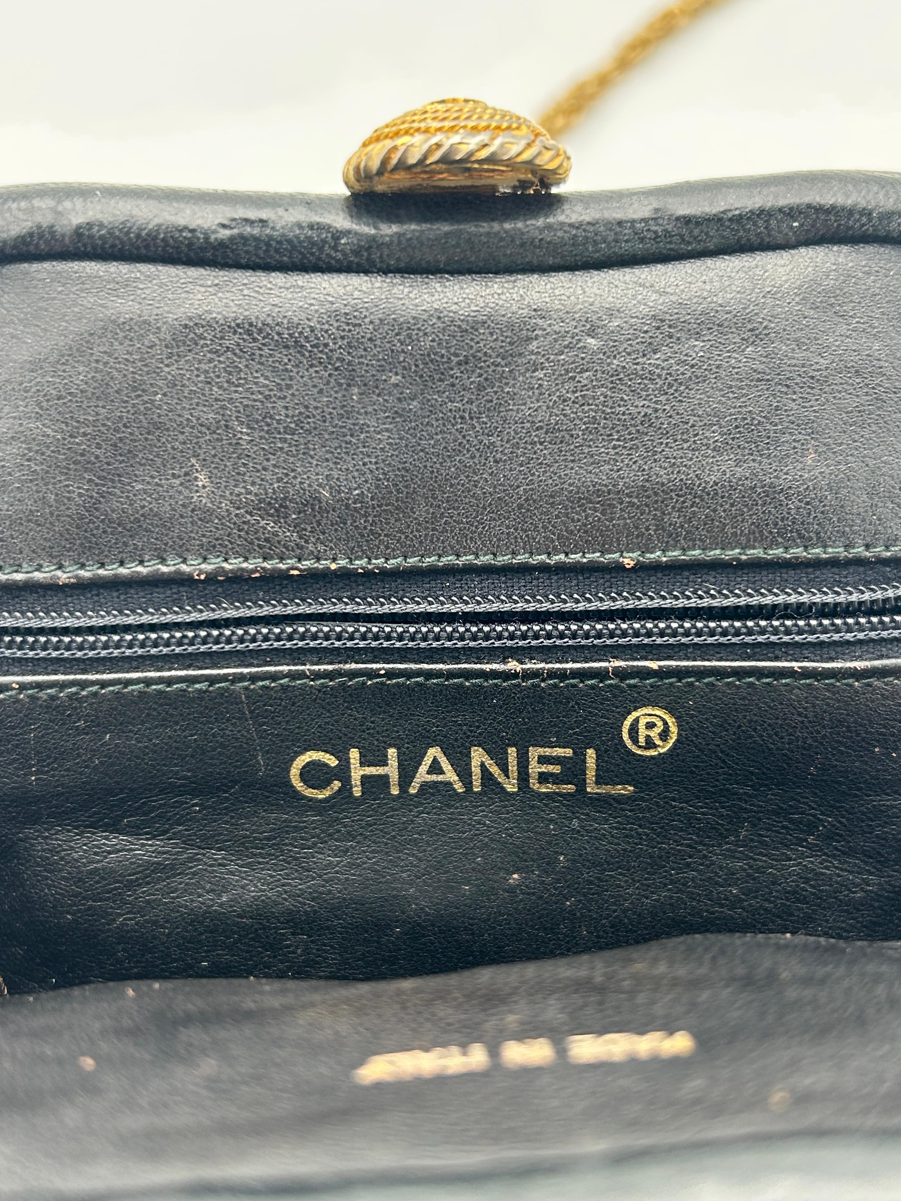 Chanel - Sac à main en cuir noir et or avec fermeture à glissière en vente 2
