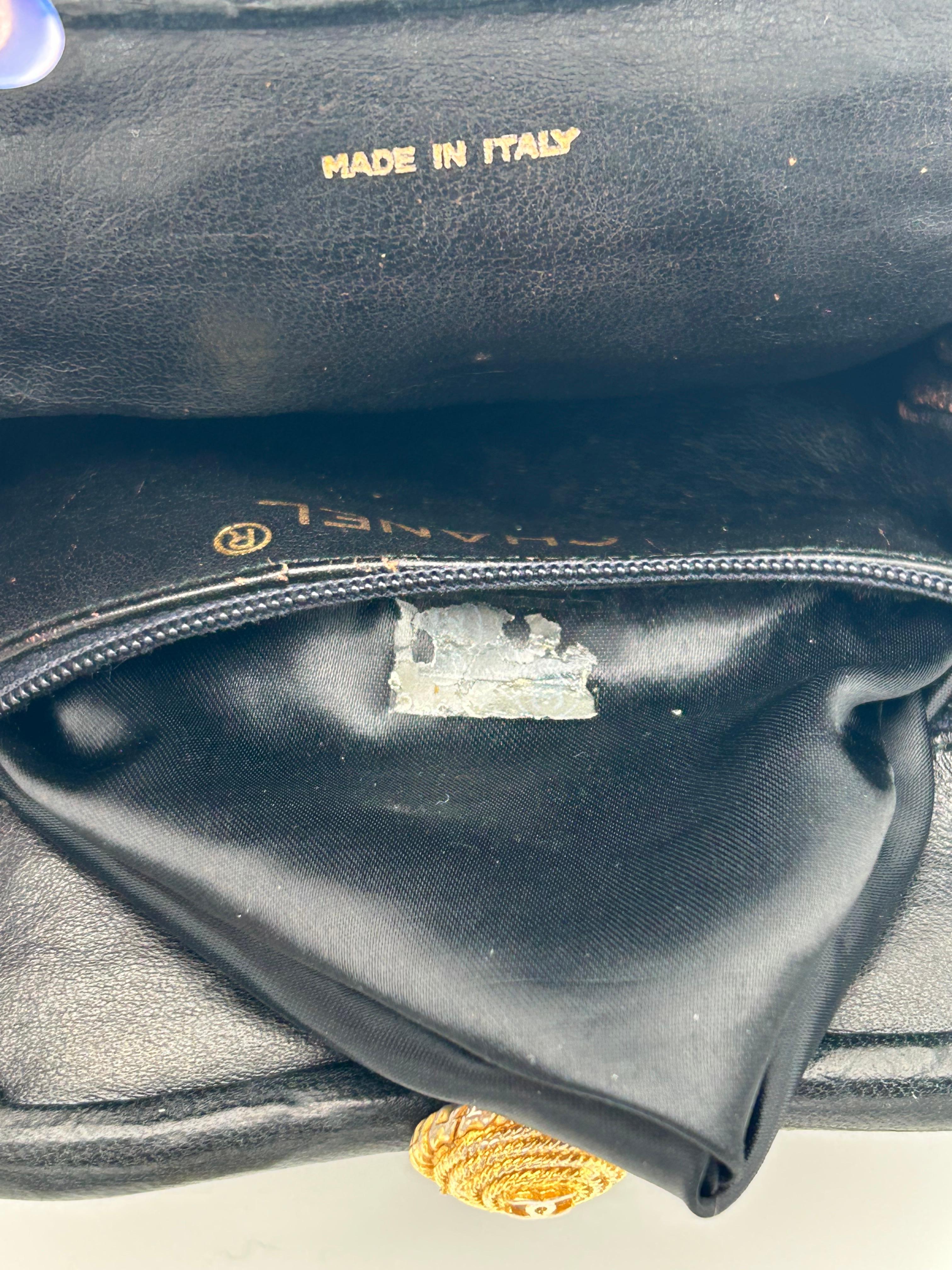 Chanel - Sac à main en cuir noir et or avec fermeture à glissière en vente 3