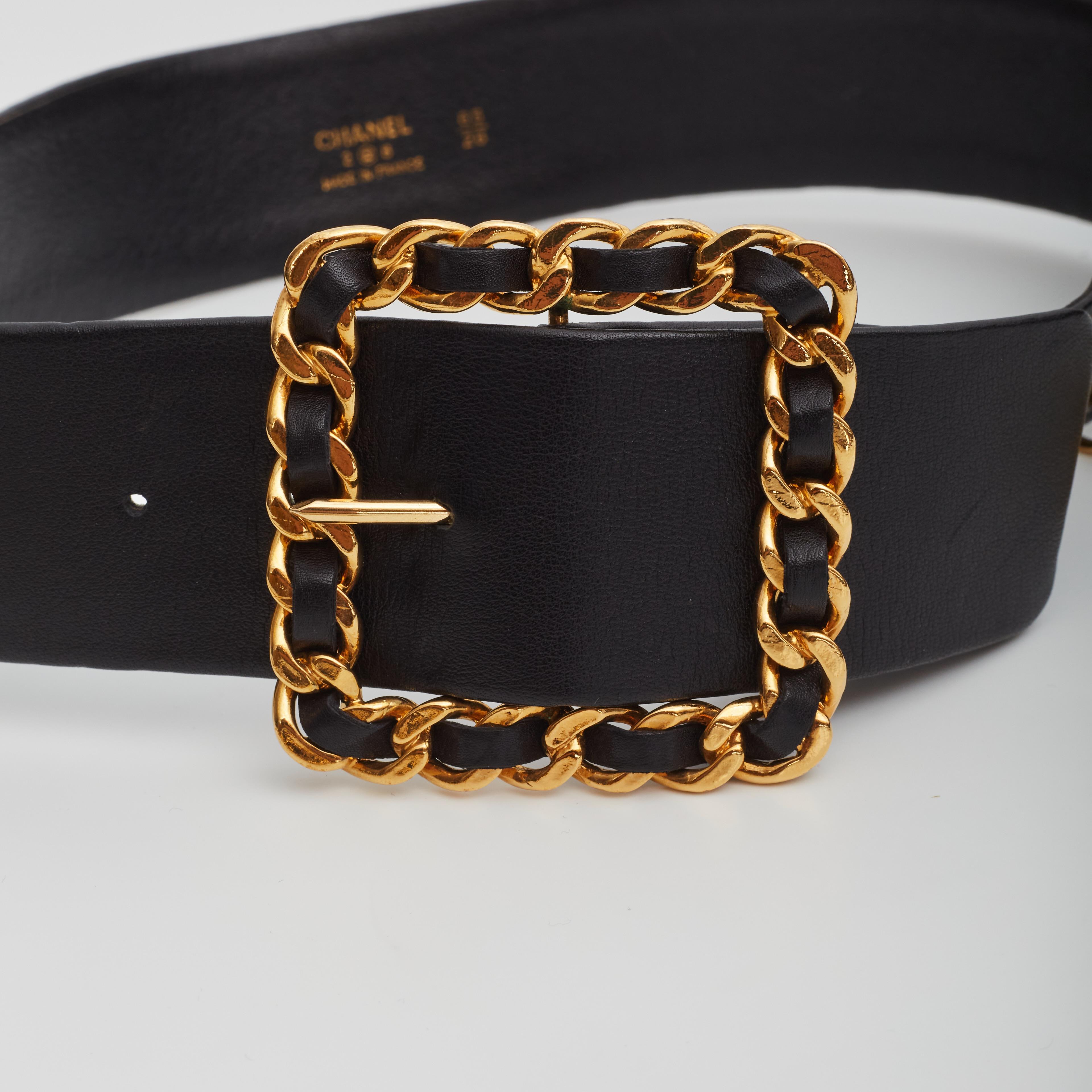 Chanel Black Leather Gold Medallion Charm Long Chain Drop Belt 1992 (Size 65/26) In Good Condition In Montreal, Quebec
