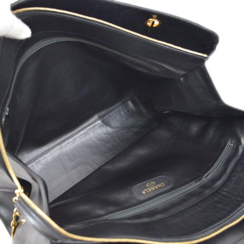 CHANEL Supermodel Carryall Travel Weekender Umhängetasche aus schwarzem Leder in Gold im Angebot 3