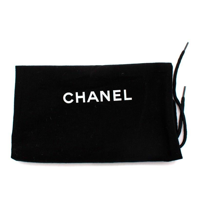 Chanel Chanel Schwarze Leder-Pantoletten mit Metallic-Absatz und Riemchenbesatz am Zehenbereich im Angebot 6