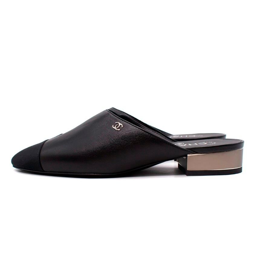 Chanel Chanel Schwarze Leder-Pantoletten mit Metallic-Absatz und Riemchenbesatz am Zehenbereich Damen im Angebot