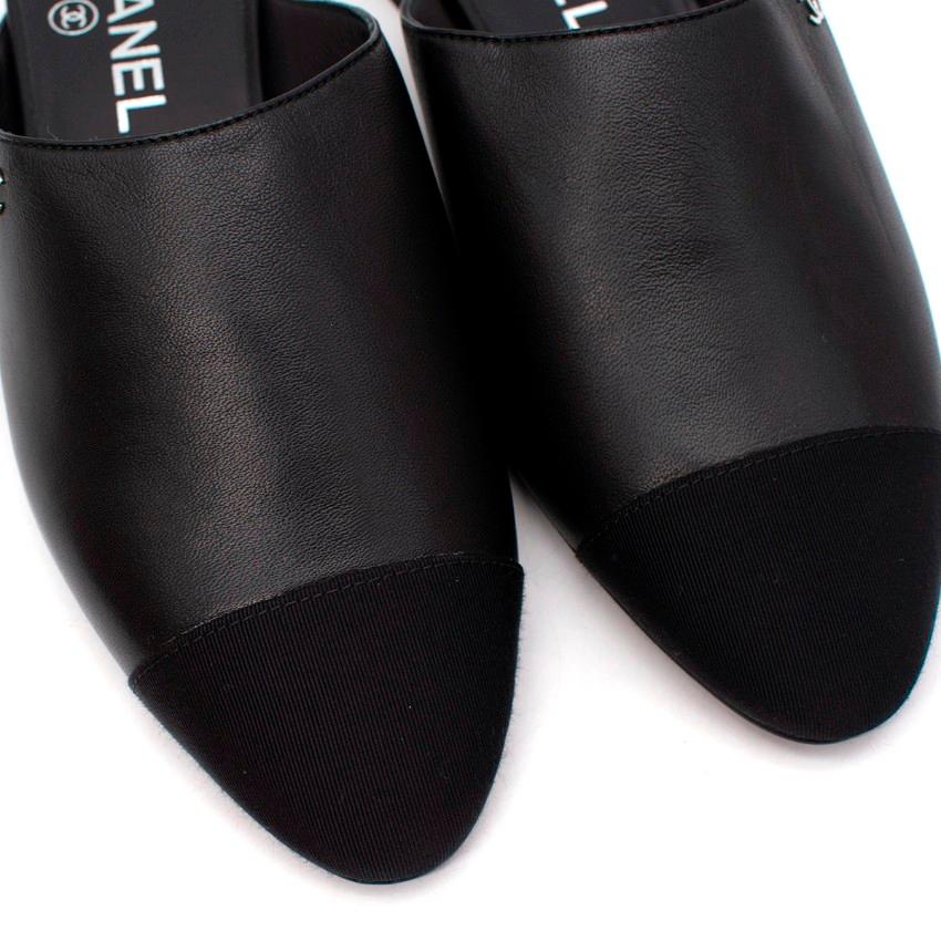 Chanel Chanel Schwarze Leder-Pantoletten mit Metallic-Absatz und Riemchenbesatz am Zehenbereich im Angebot 2