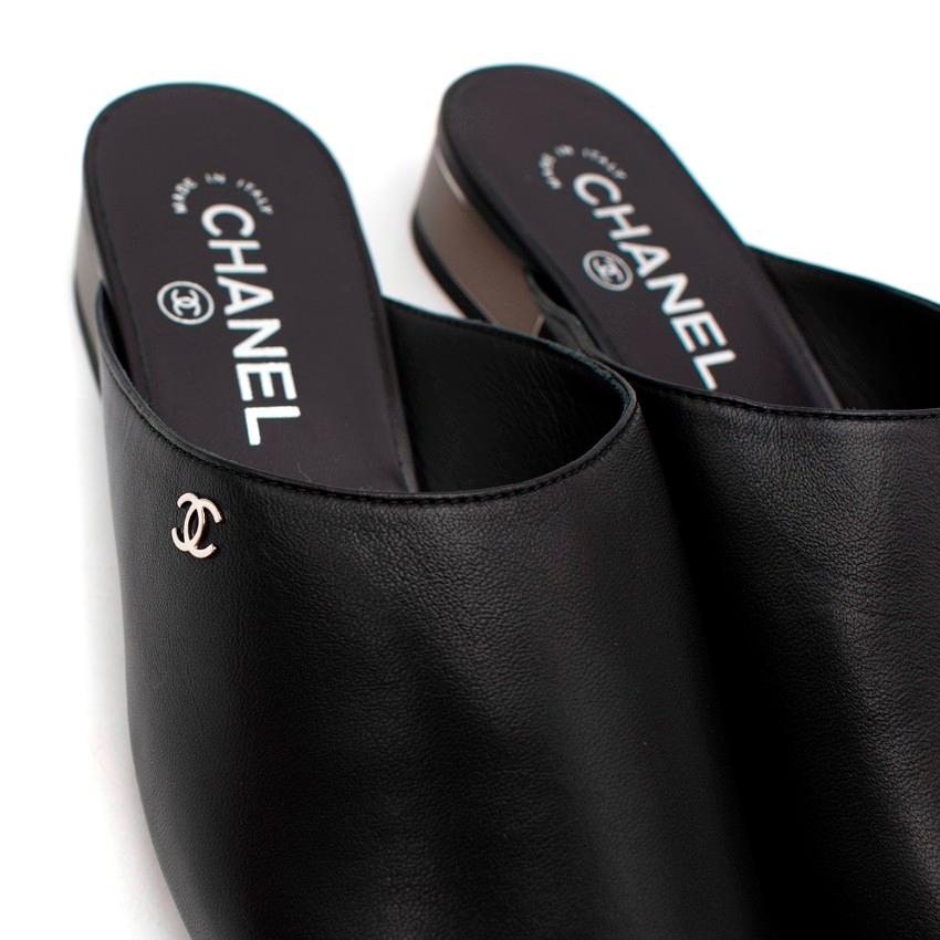 Chanel Chanel Schwarze Leder-Pantoletten mit Metallic-Absatz und Riemchenbesatz am Zehenbereich im Angebot 3