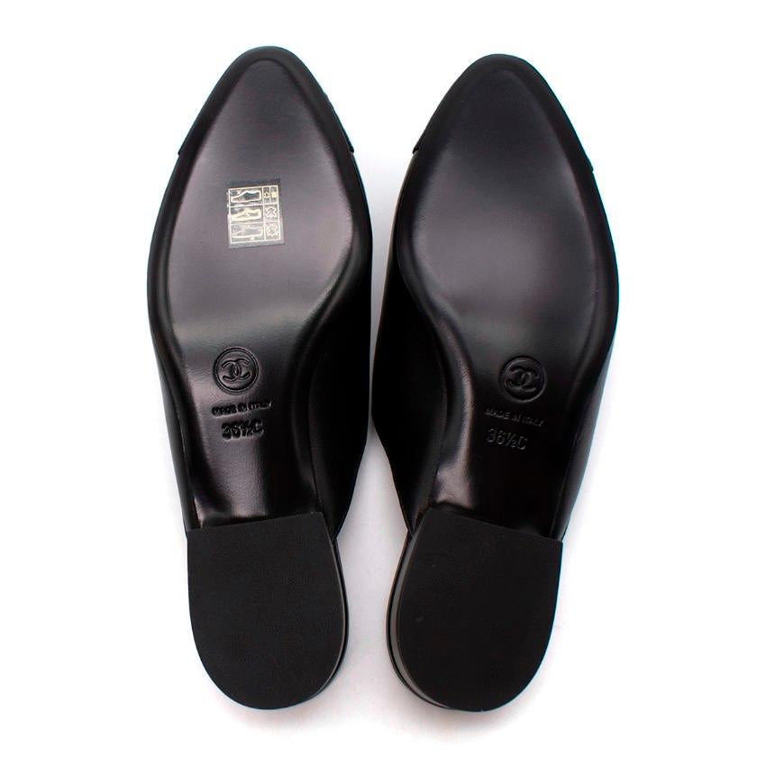 Chanel Chanel Schwarze Leder-Pantoletten mit Metallic-Absatz und Riemchenbesatz am Zehenbereich im Angebot 4