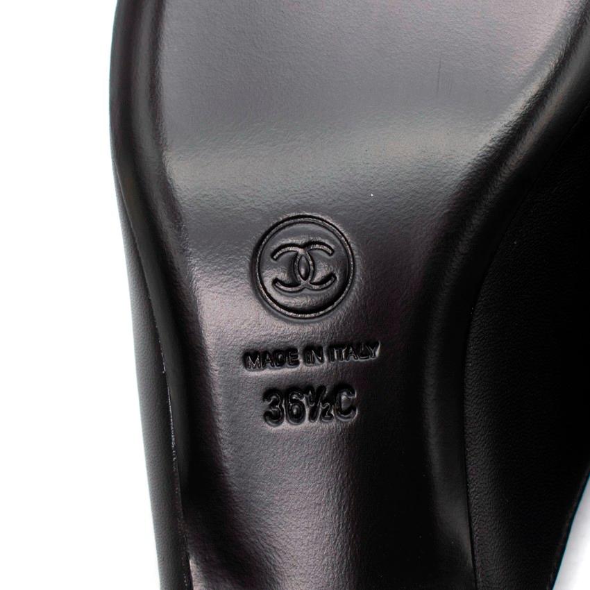 Chanel Chanel Schwarze Leder-Pantoletten mit Metallic-Absatz und Riemchenbesatz am Zehenbereich im Angebot 5