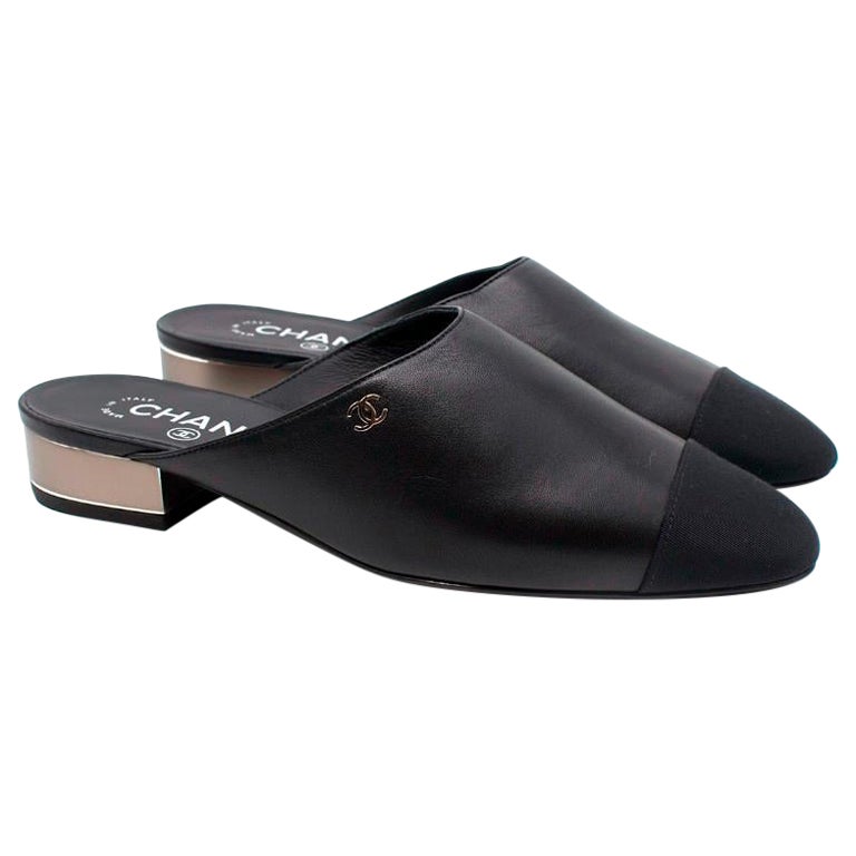 Chanel Chanel Schwarze Leder-Pantoletten mit Metallic-Absatz und Riemchenbesatz am Zehenbereich im Angebot