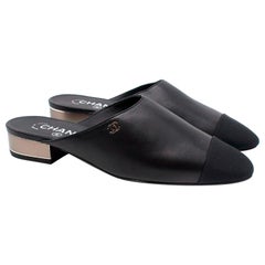 Chanel Chanel Schwarze Leder-Pantoletten mit Metallic-Absatz und Riemchenbesatz am Zehenbereich
