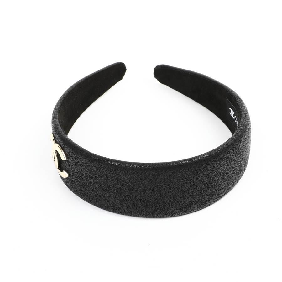 A pretty adornment on the head in all seasons. It is made of smooth black lambskin. The jewelry is golden or pale gold. Unique size.
This headband has never been worn. 
Delivered in its Chanel dustbag