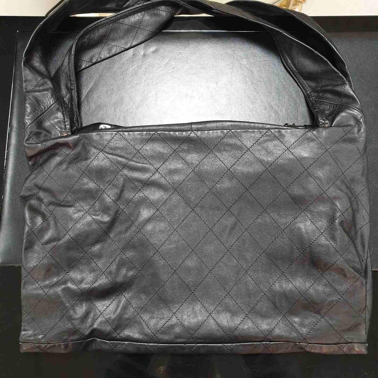 Chanel black Leather Hobo Shoulder Bag In Good Condition In Krakow, PL