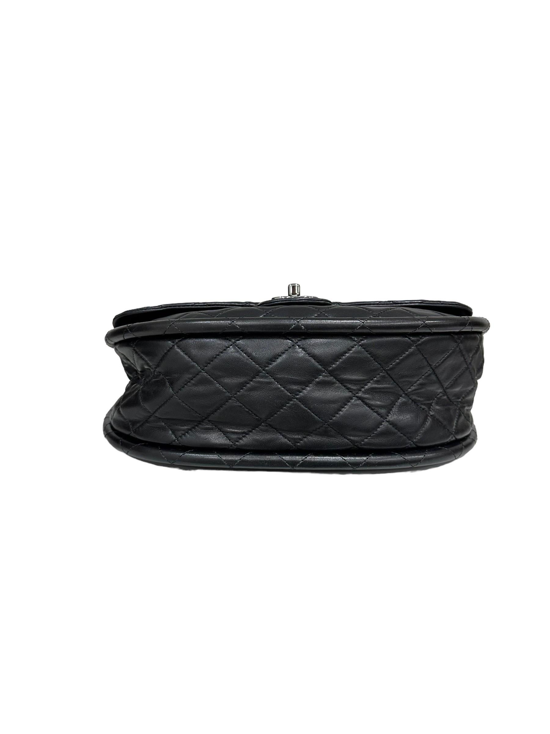 Chanel - Sac à bandoulière en cuir noir à cerceau Hula Excellent état - En vente à Torre Del Greco, IT