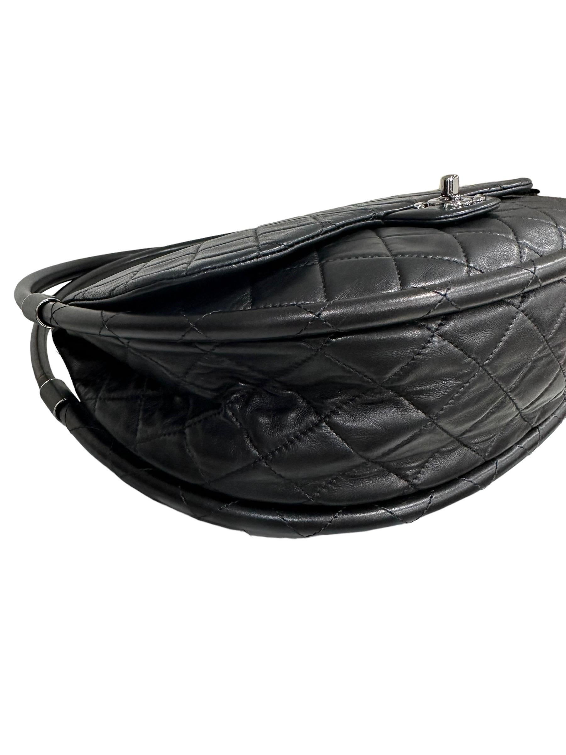 Chanel - Sac à bandoulière en cuir noir à cerceau Hula Pour femmes en vente