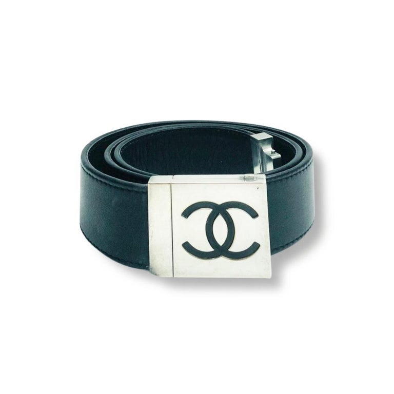 - Vintage Chanel black leather in silver hardware CC logo buckle belt from 1996 collection.

- Size length: 70cm. Width: 2.8cm