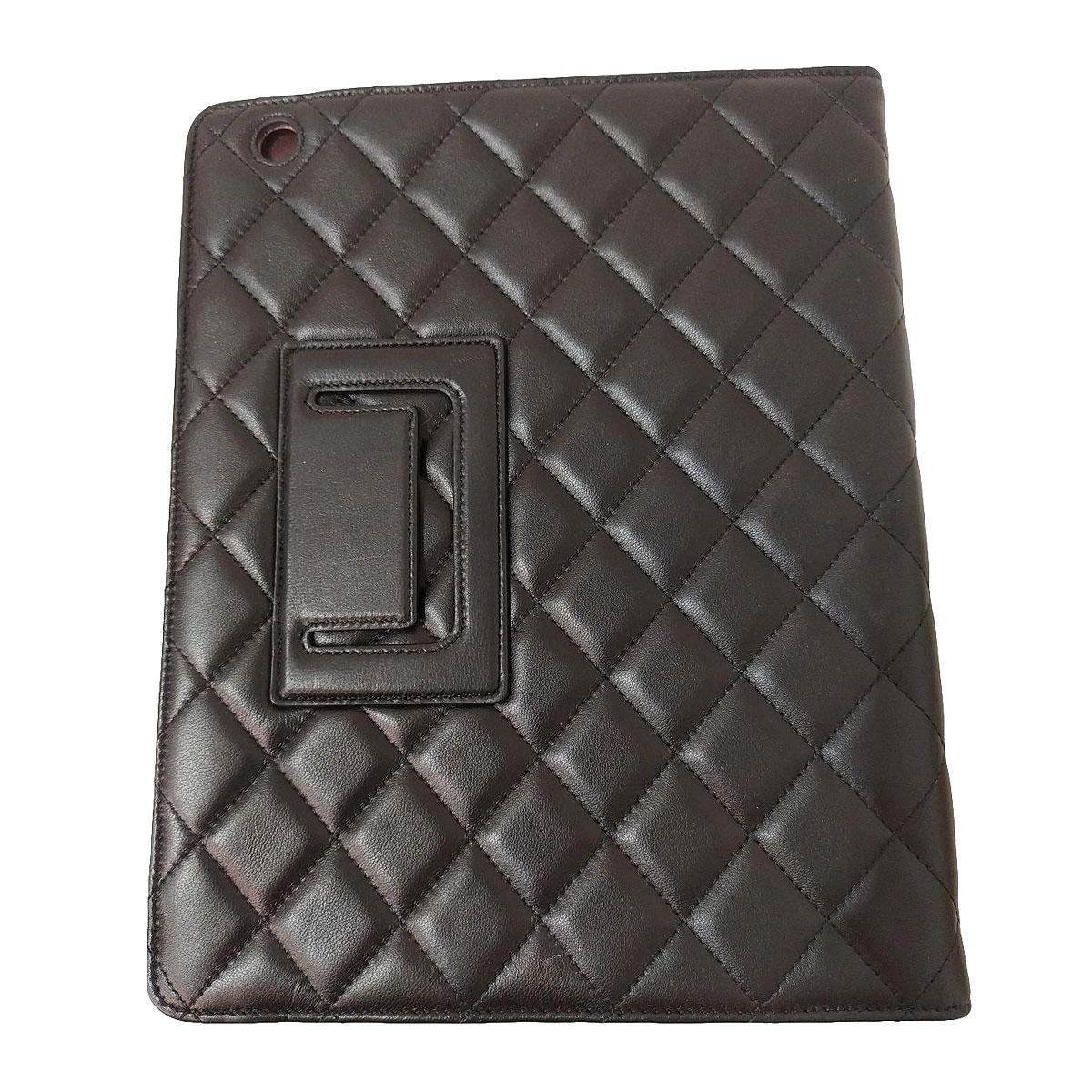 Beautiful and trendy Chanel ipad case
Leather
Quilted fancy
Burgundy color inside with tablet compartment
19,5 x 24,5 (7,67 X 9,64 inches)
Light sign of bending, see photo
Worldwide express shipping included in the price !