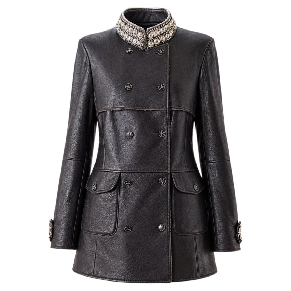 Chanel Schwarze Lederjacke mit Schmucksteinen und Perlen, 17.000 $, Größe 38 FR