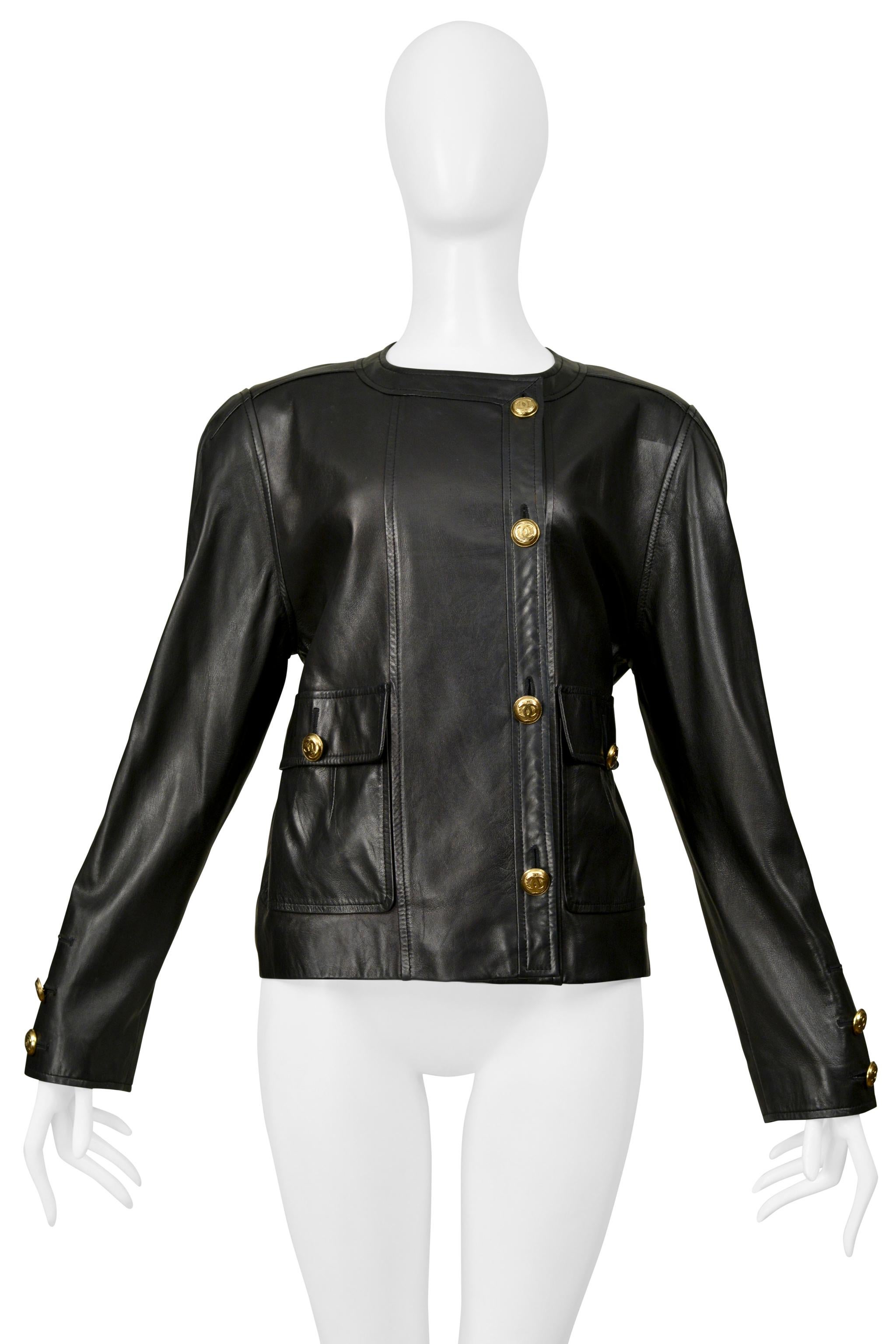 Resurrection Vintage se complace en ofrecer una icónica chaqueta de cuero negro vintage de Chanel by Karl Lagerfeld. La chaqueta tiene un cuerpo oversize fácil de llevar, bolsillos delanteros, tapeta de botones lateral, botones CC dorados y largo