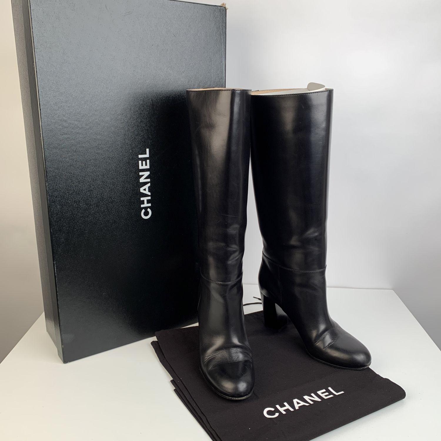 Chanel Knee high boots in black soft leather. Heels: 3.5 inches - 9 cm. Shaft height: 14 inches - 35,5. Calf circumference: 13 inches - 33 cm. Round toes. Pull on style. Small CC - CHANEL logo stitched on the exterior side. Size: 39 1/2 C (The size