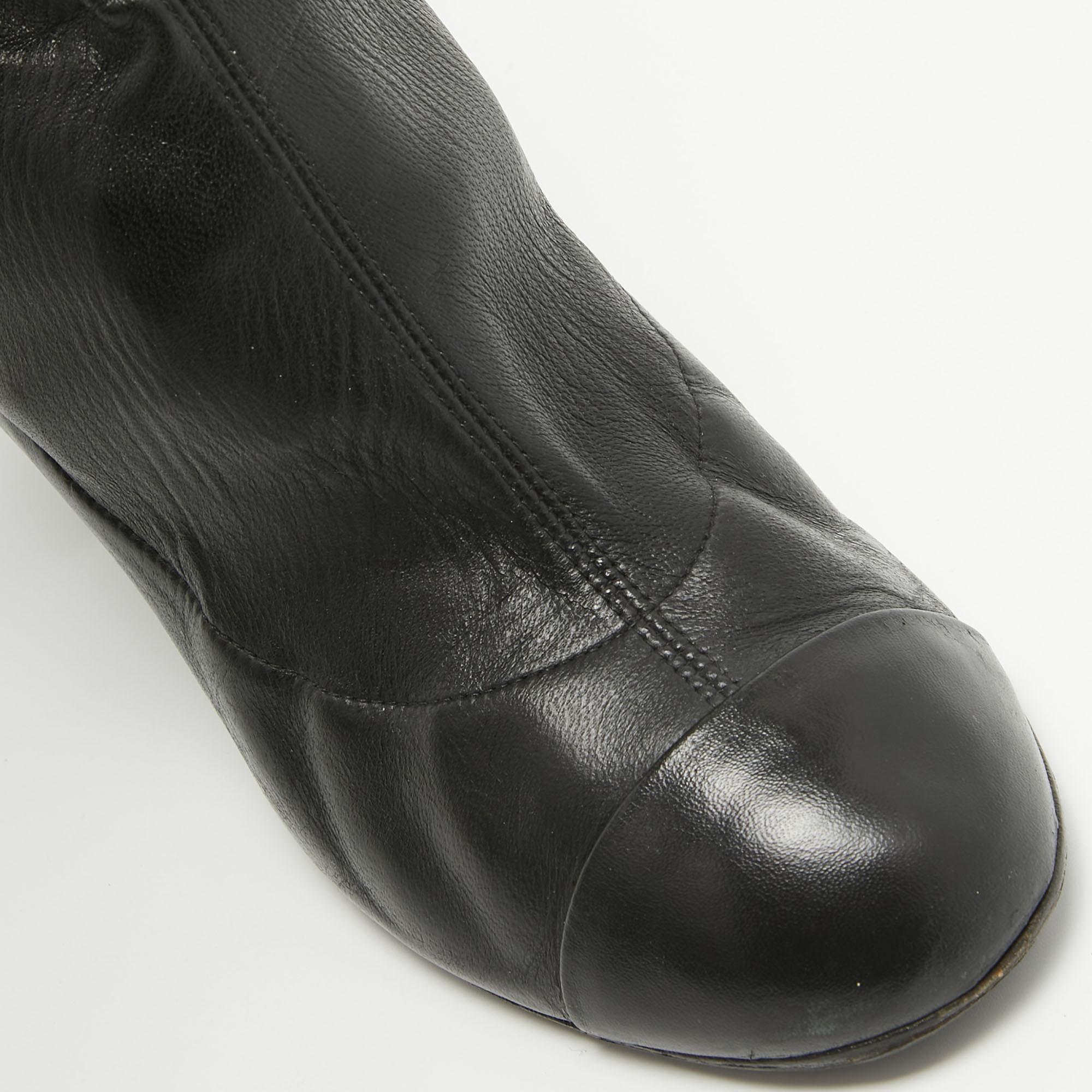 Chanel Black Leather Knee Length Boots Size 39.5 In Fair Condition For Sale In Dubai, Al Qouz 2