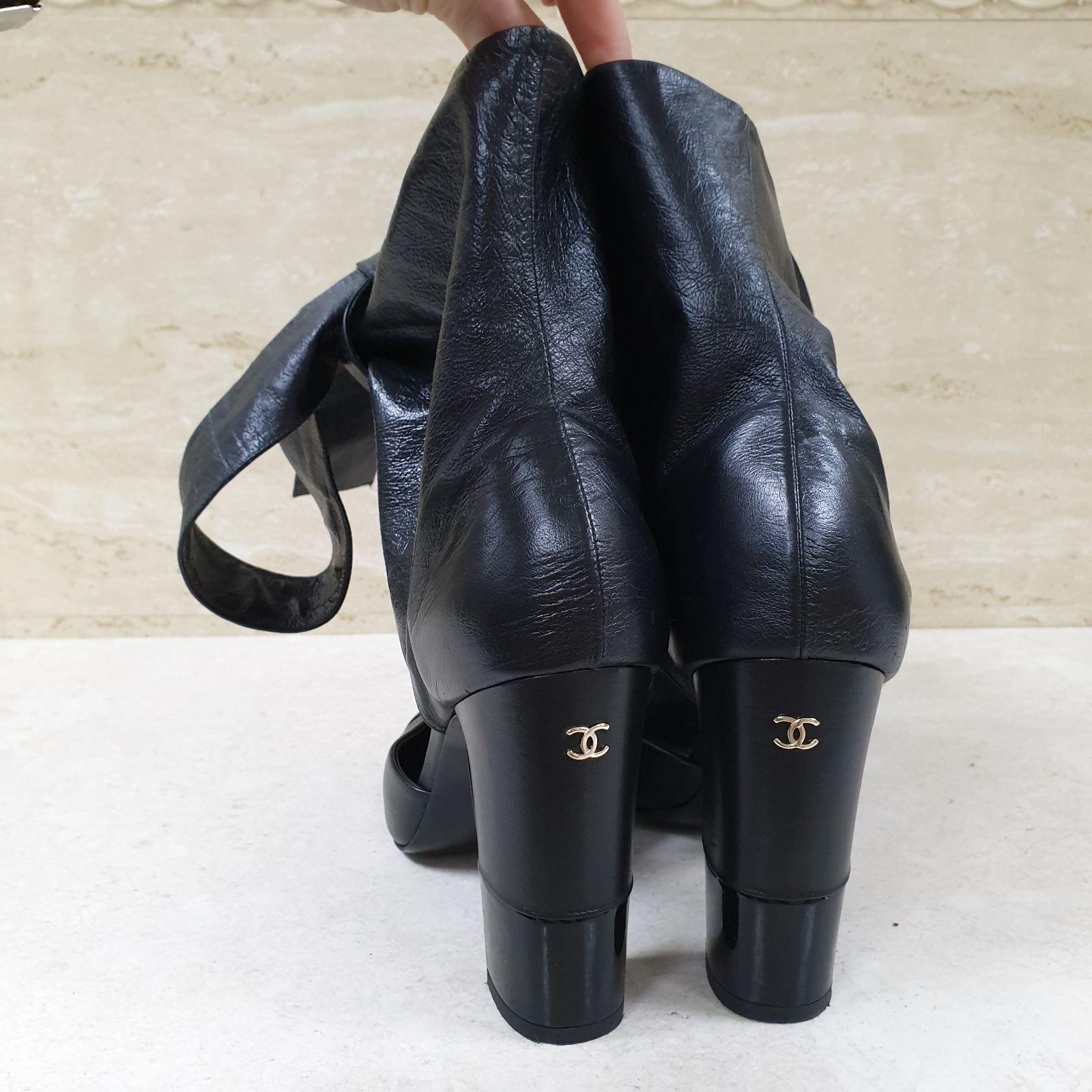 Chanel - Sandales à talons en cuir noir à lacets en vente 1