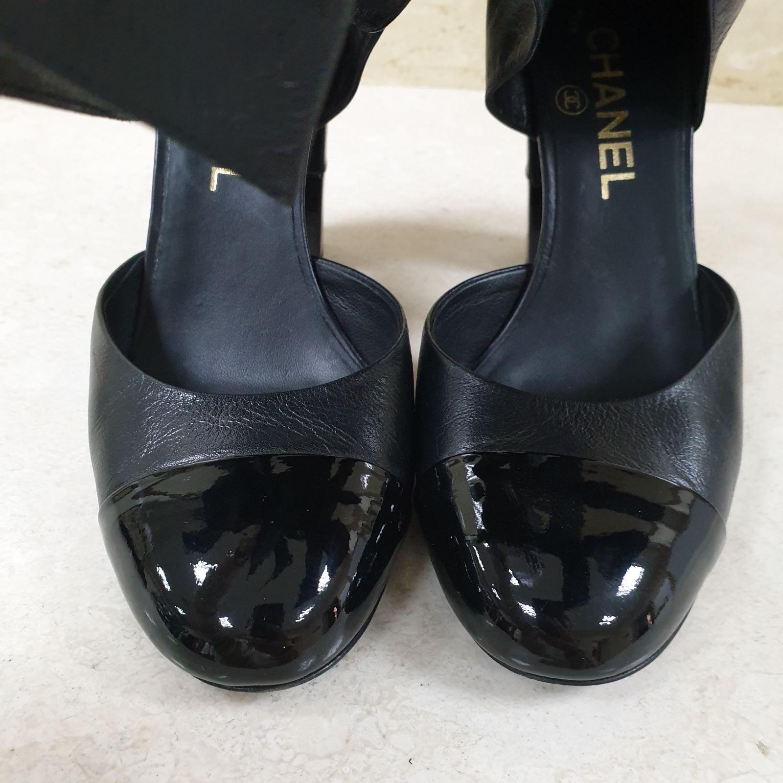 Chanel - Sandales à talons en cuir noir à lacets en vente 3