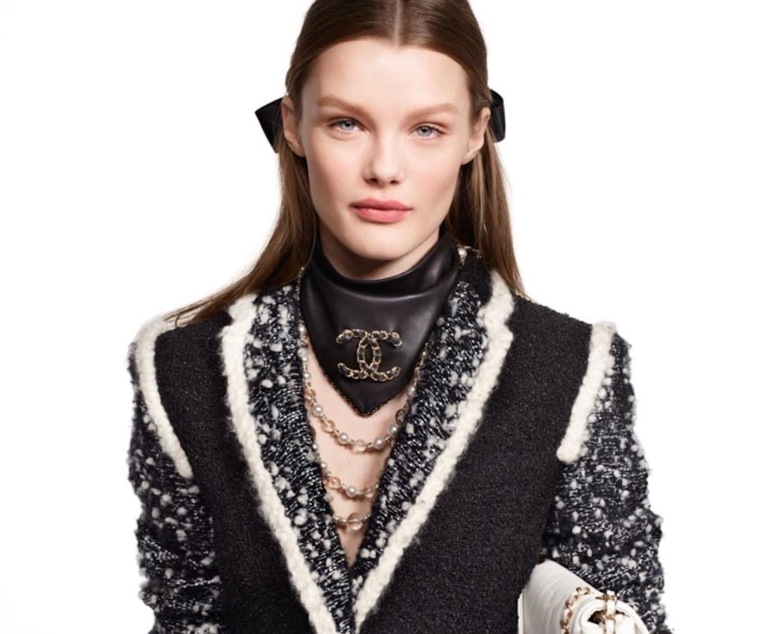 Collectible Calfskin scarf from Karl LAGERFELD's last collection Fall/Winter 2019. The iconic CC logo is made of pearls and the bandanna is finished with a chain Never worn in the box. Measures 43 cm for the round neck and  23 cm height. Hallmarked