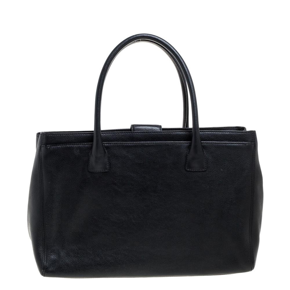 This Cerf Executive tote from Chanel is a perfect blend of practicality and style. It features a black leather construction that is enhanced with a silver-tone CC logo on the front and dual top handles. It is equipped with a spacious fabric-lined