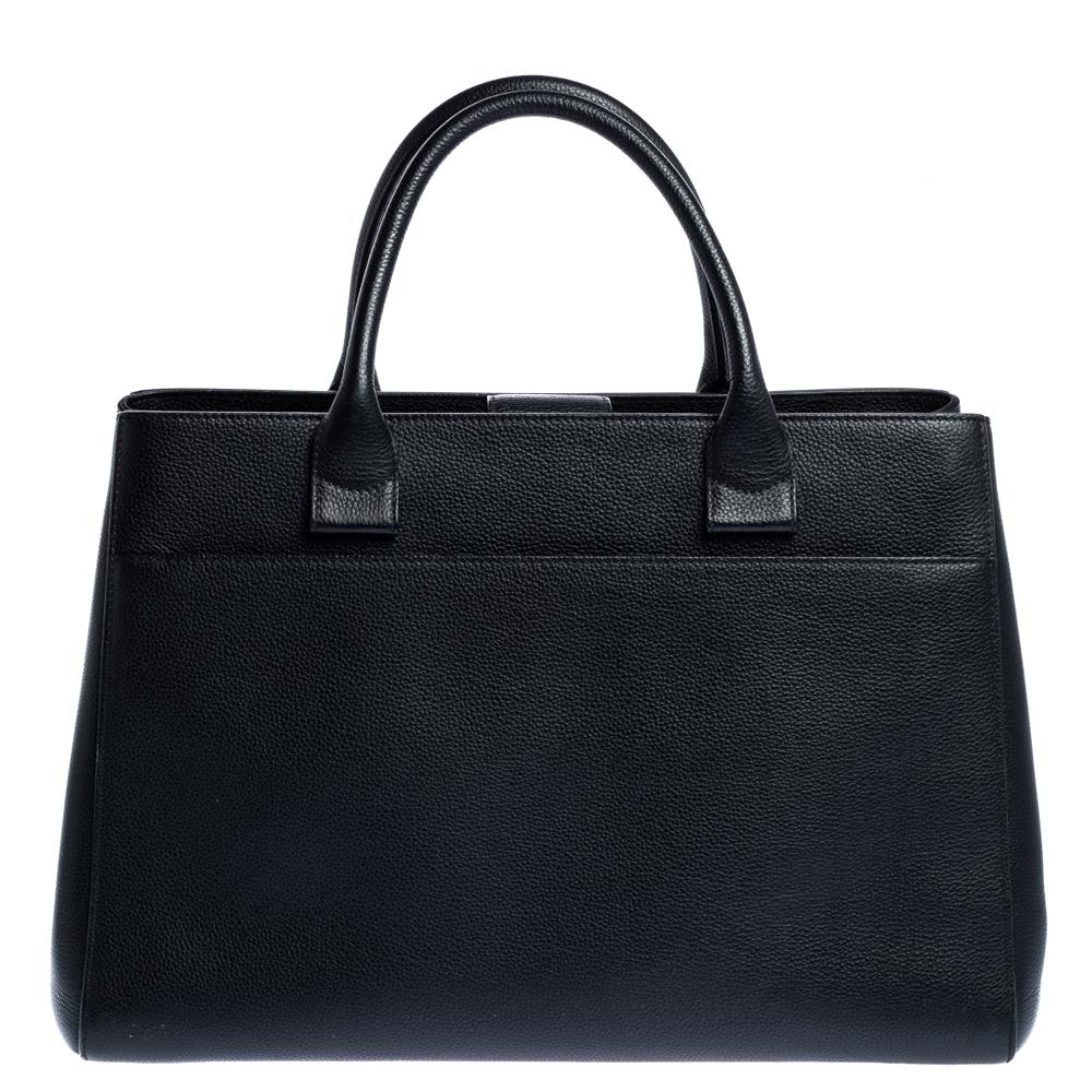 This Chanel Neo Executive Shopper tote is classy and functional. Crafted from leather, the interior of the bag is fitted with zip pockets and it is equipped with two rolled handles and protective metal feet at the bottom. It has the iconic