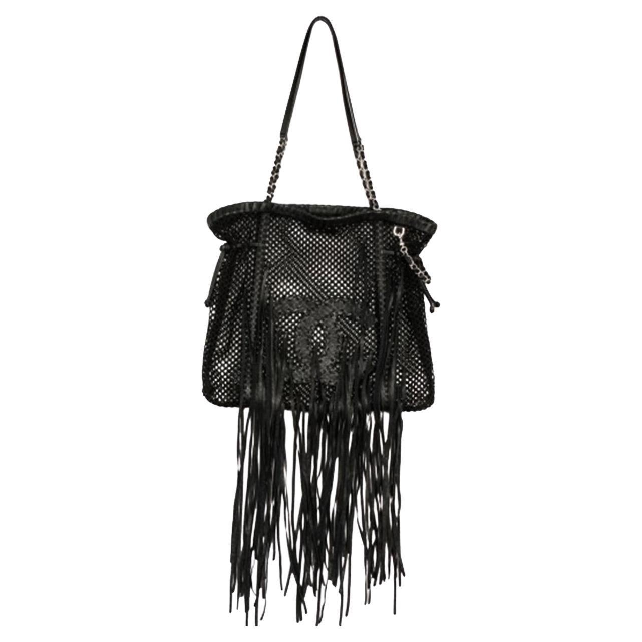 Chanel - Fourre-tout en cuir noir à larges franges et résille Resort