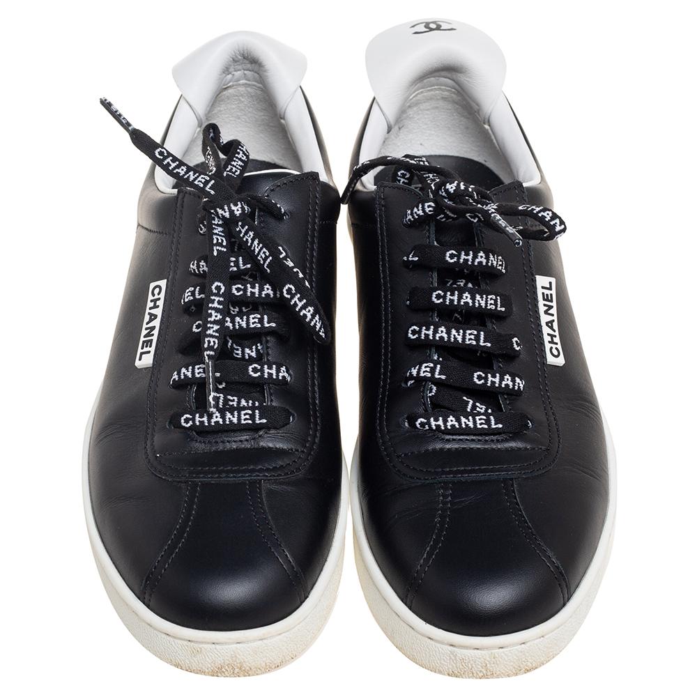 Chanel Black Leather Logo Lace Up CC Low Top Sneakers Size 40 In Good Condition In Dubai, Al Qouz 2